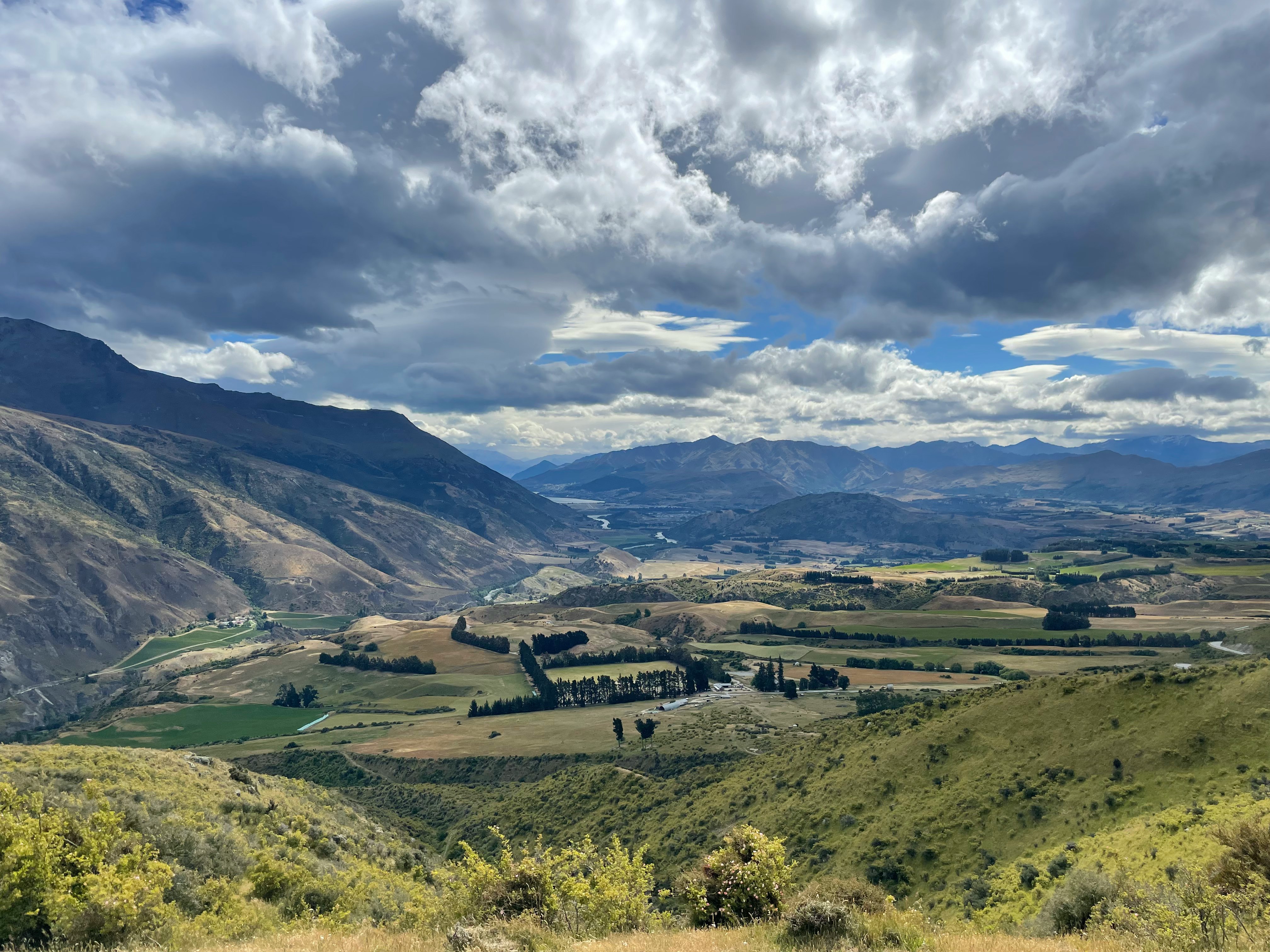 ampio paesaggio di valle montana visto dall’alto