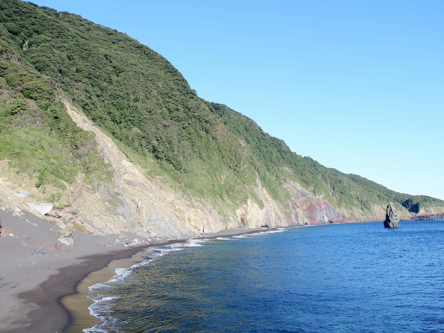美麗的藍色海洋和綠色山丘的風景