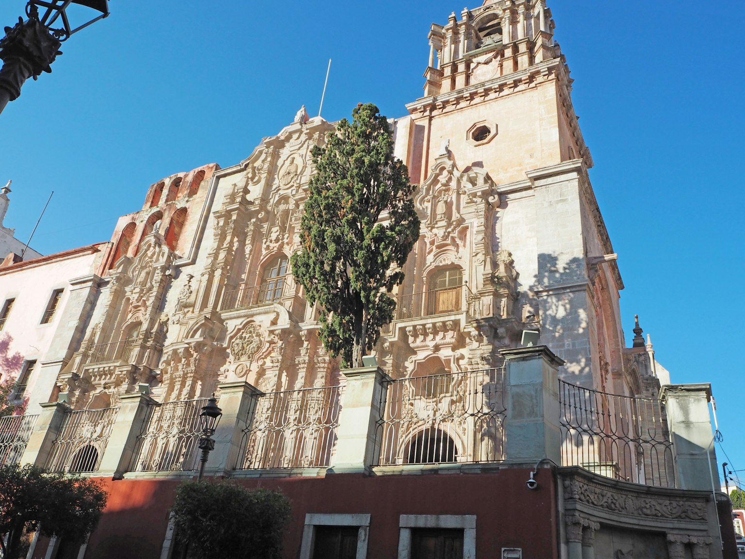 Vista esterna della chiesa ornata a San Miguel de Allende