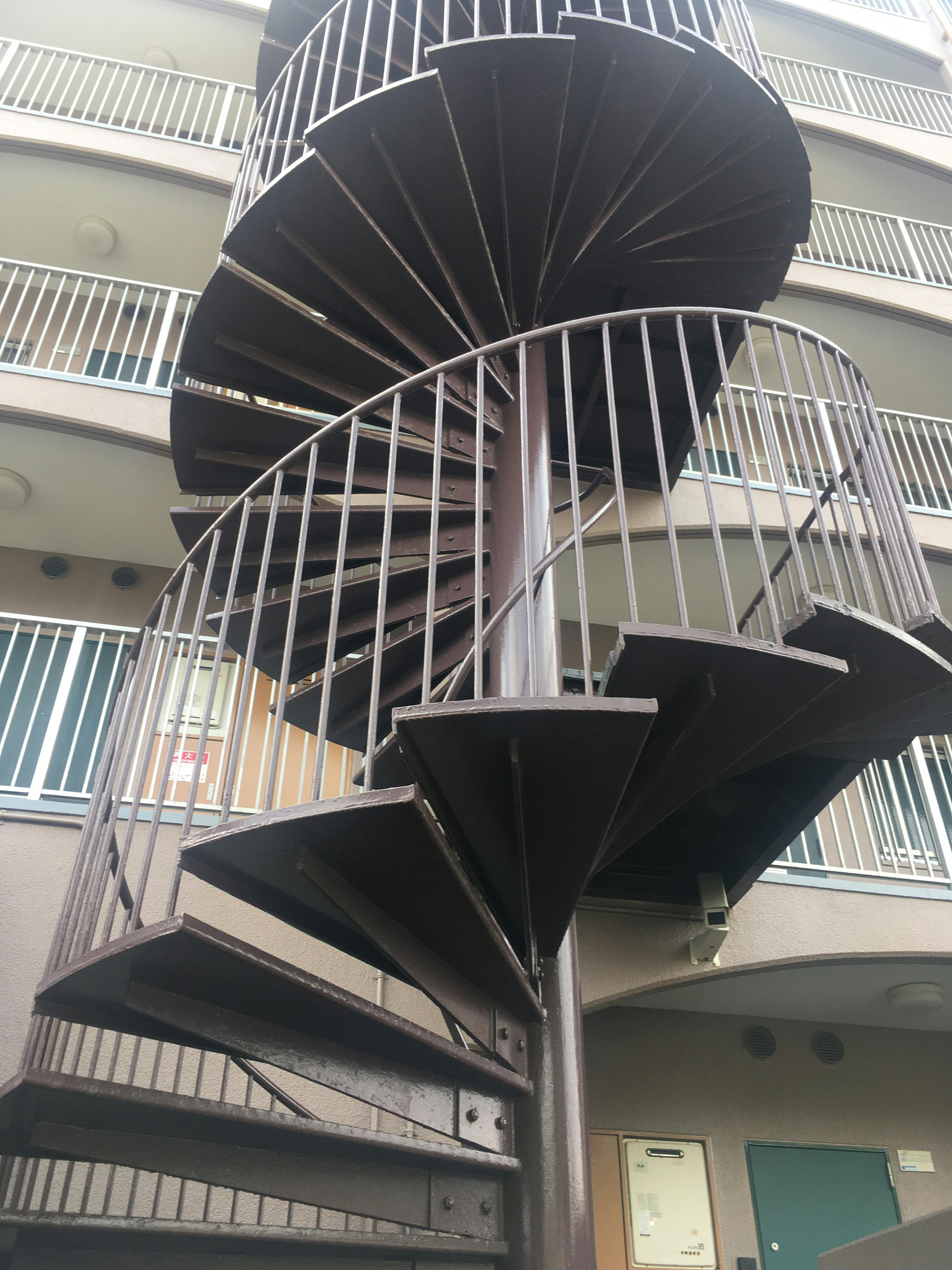 螺旋階段のある建物の吹き抜け