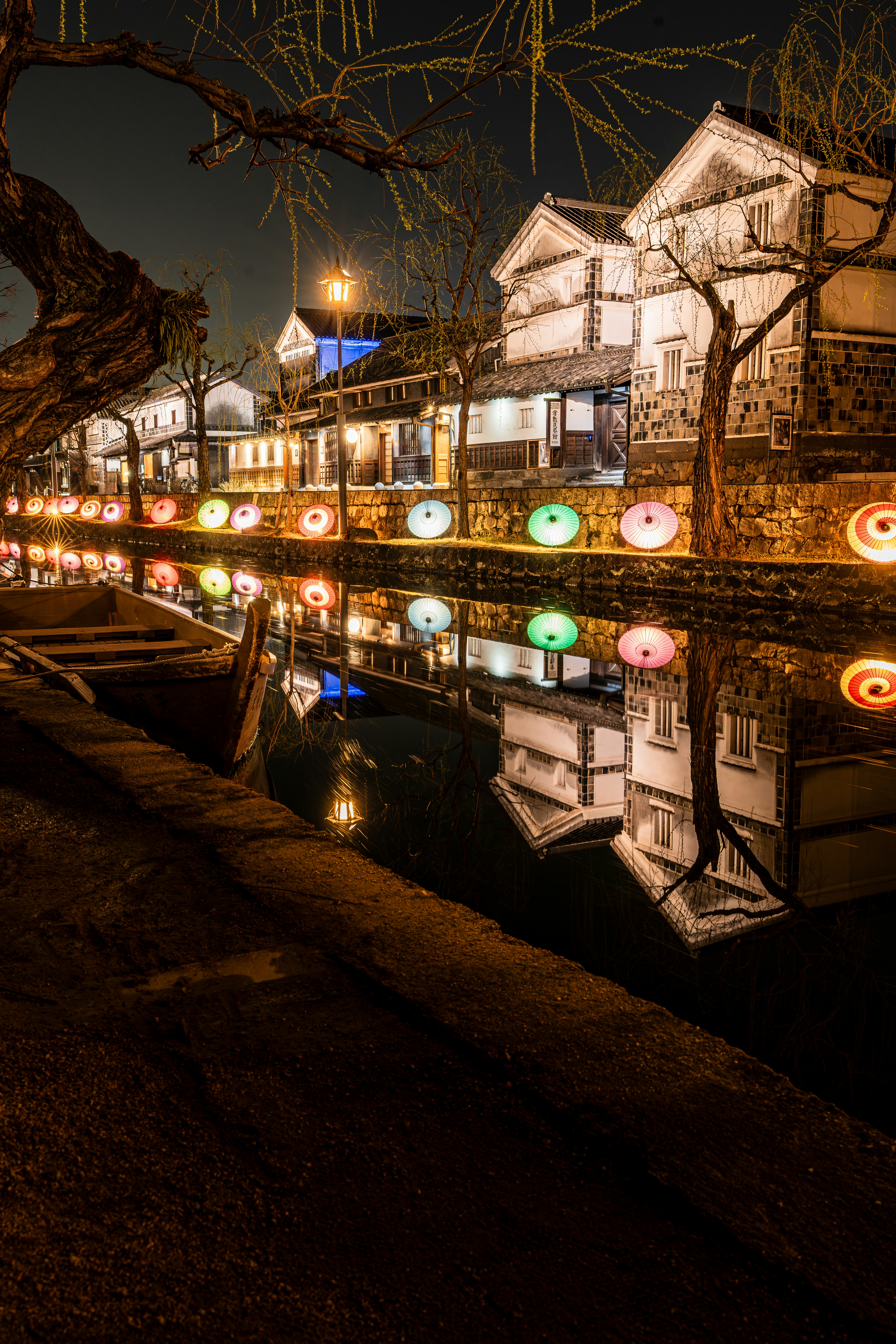 倉敷美观地区运河沿岸的夜景，灯笼与和伞