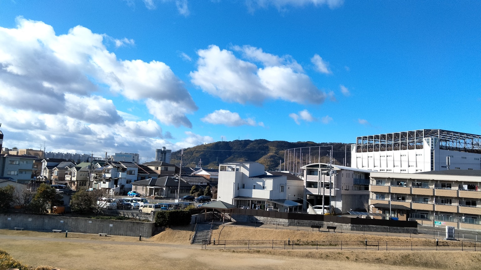 Paysage urbain avec des bâtiments sous un ciel bleu et des nuages