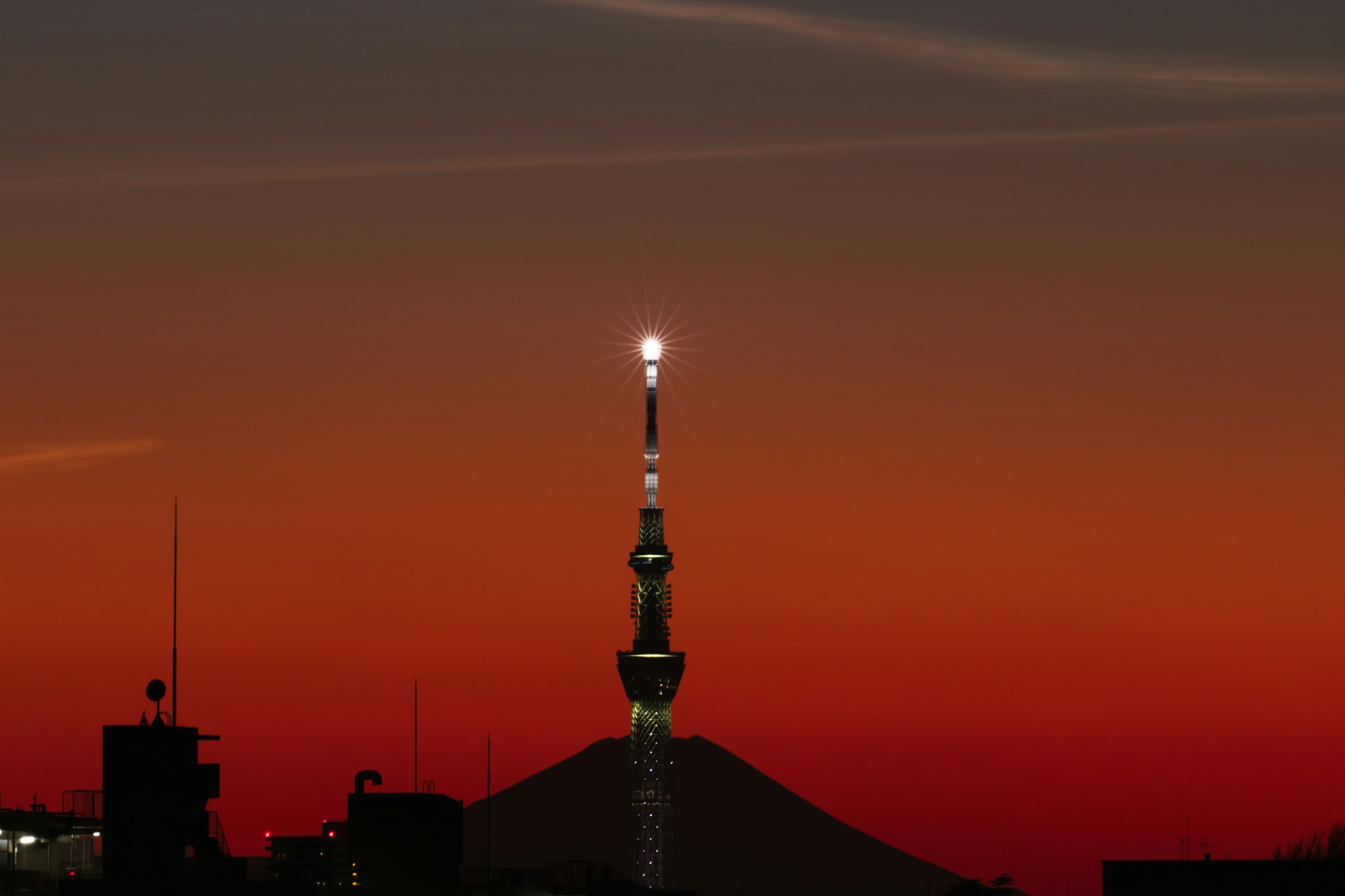 夕焼けの空にそびえる塔のシルエット