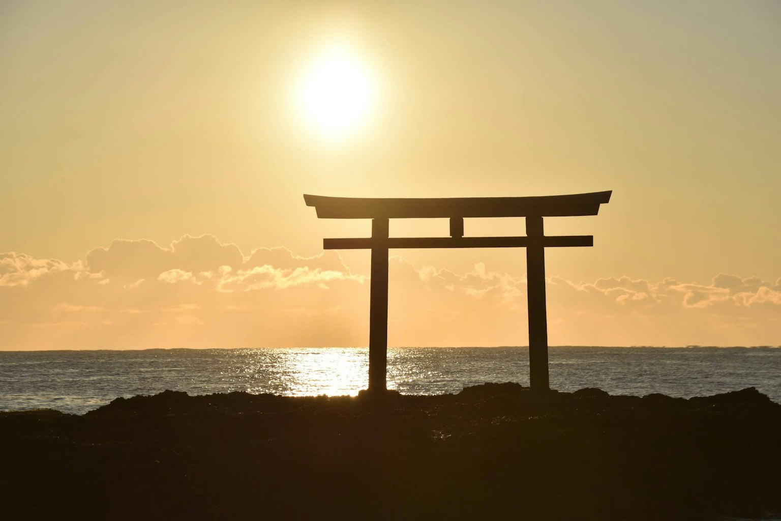 海上日落的鸟居剪影