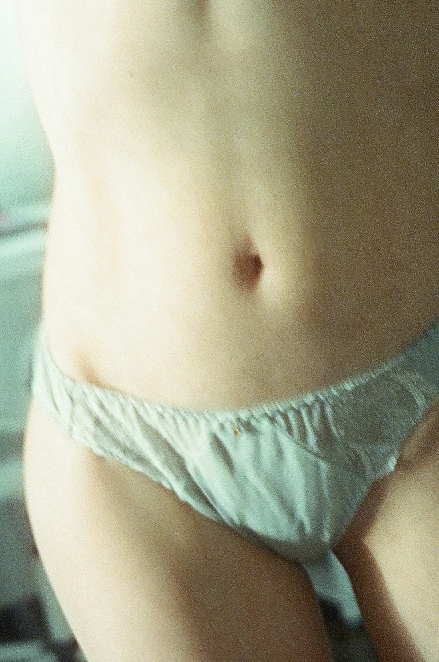 展示女性腹部和內衣的圖像