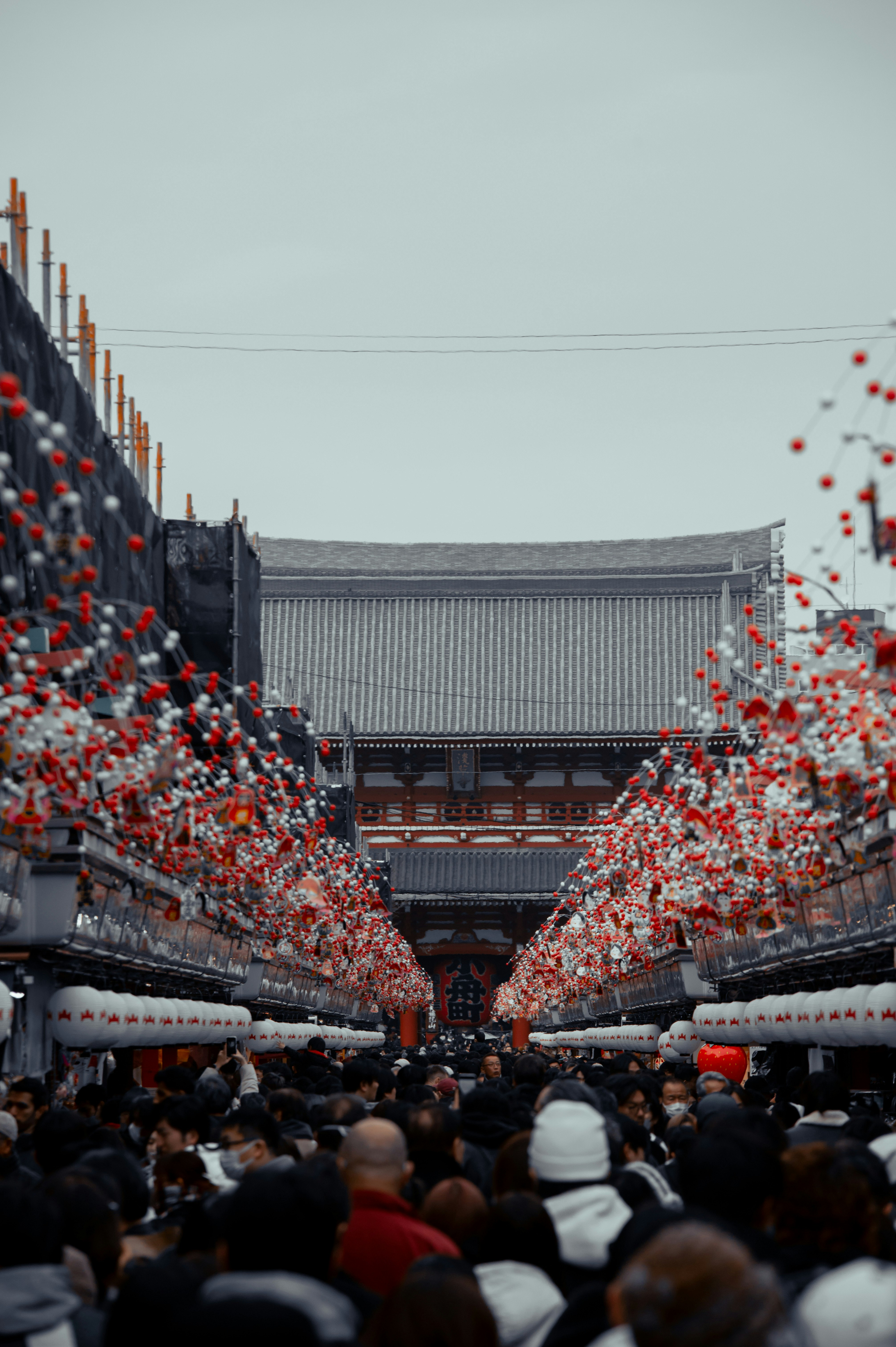 jepretan di Asakusa di lorong kuil dengan lentera merah