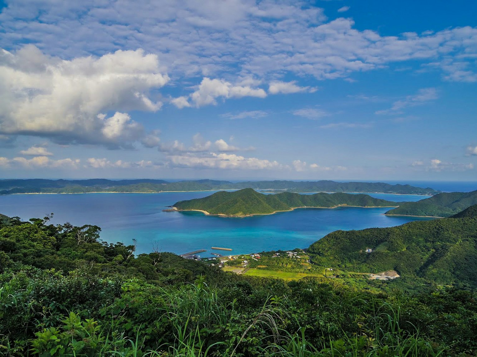 美丽的蓝色海洋和绿色山脉风景