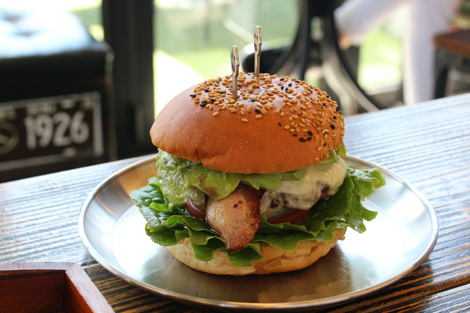 Hamburger dengan biji wijen dan selada segar