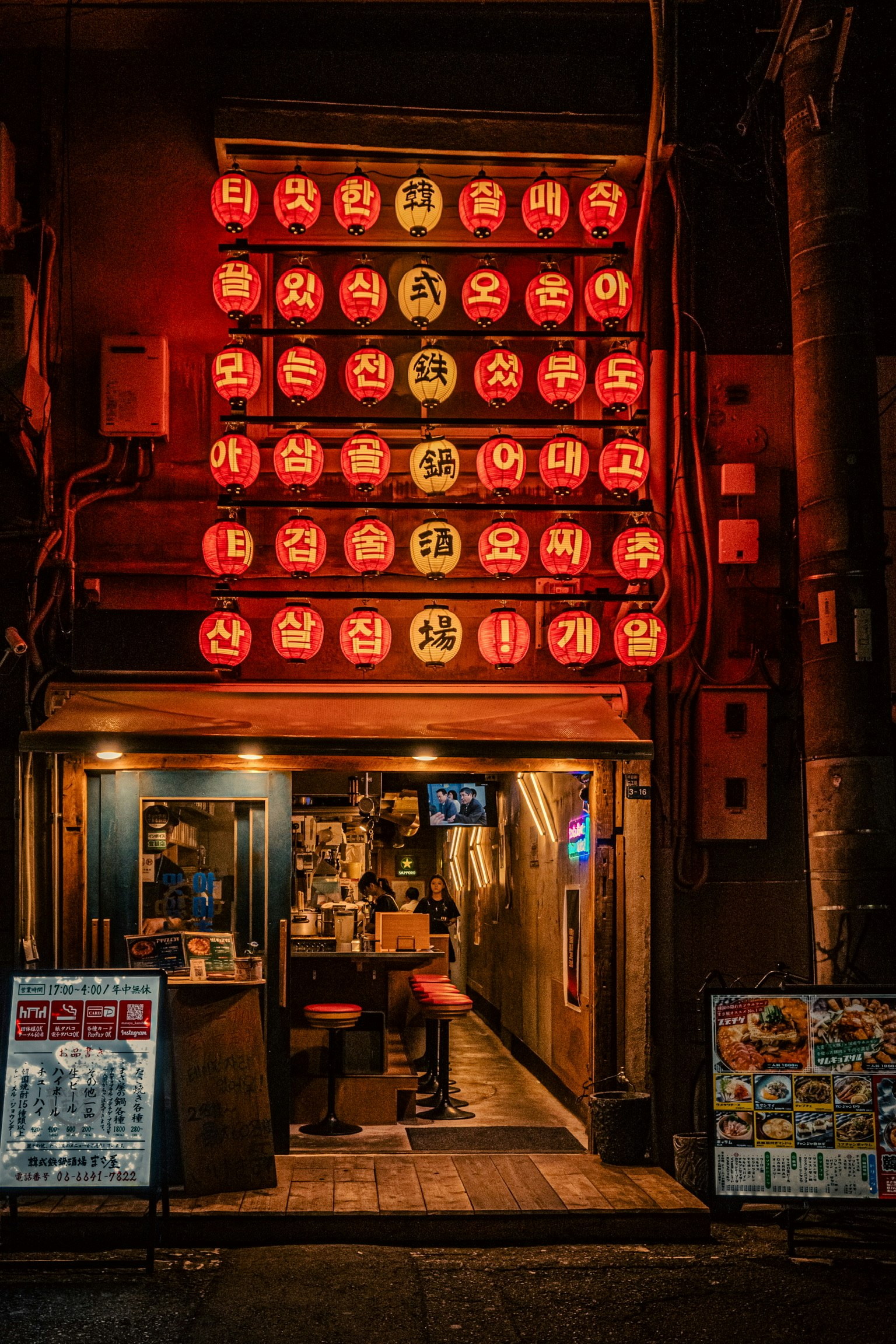 带有红色灯笼的日本居酒屋外观