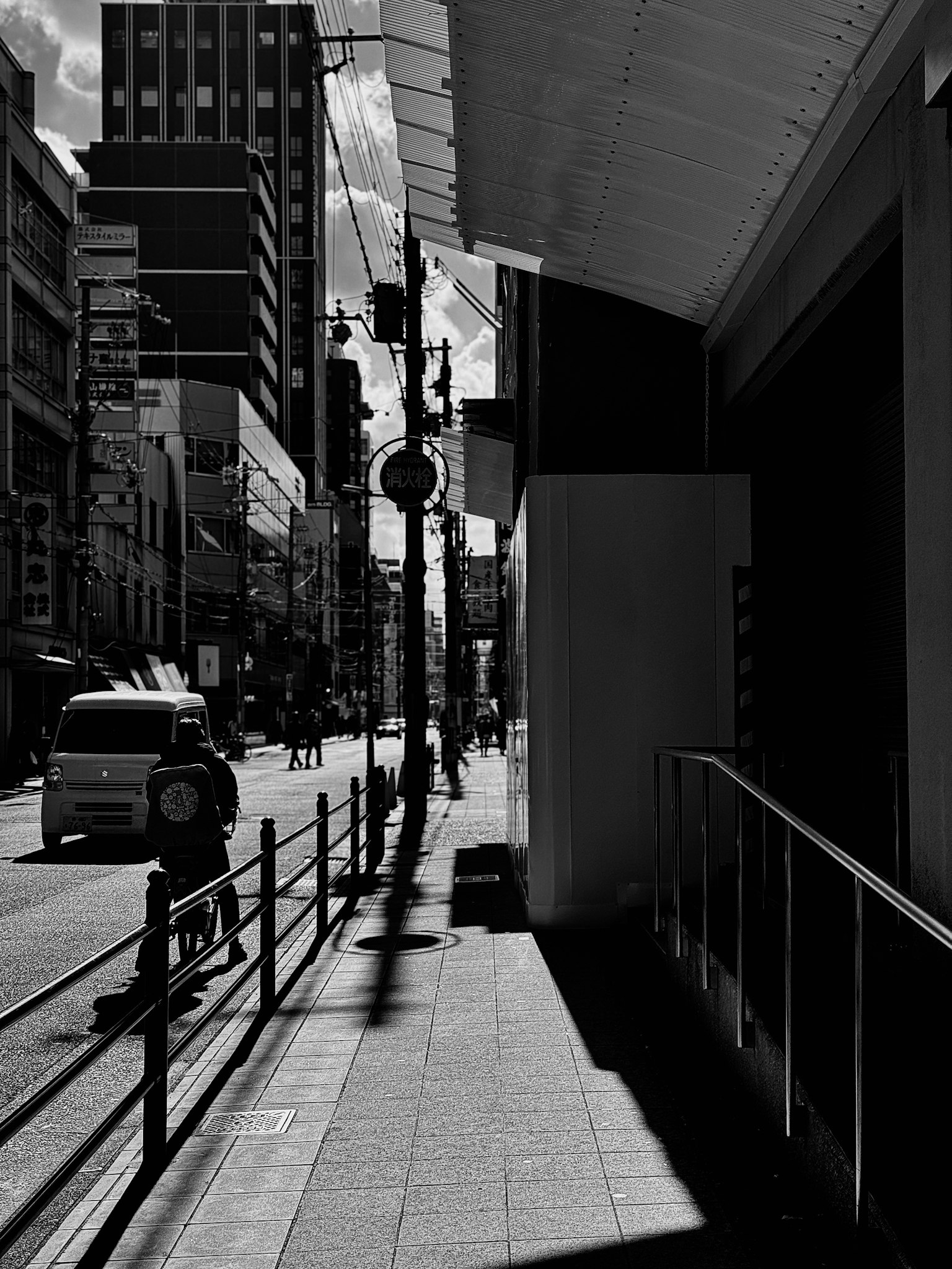 黑白城市街道和人行道上的陰影