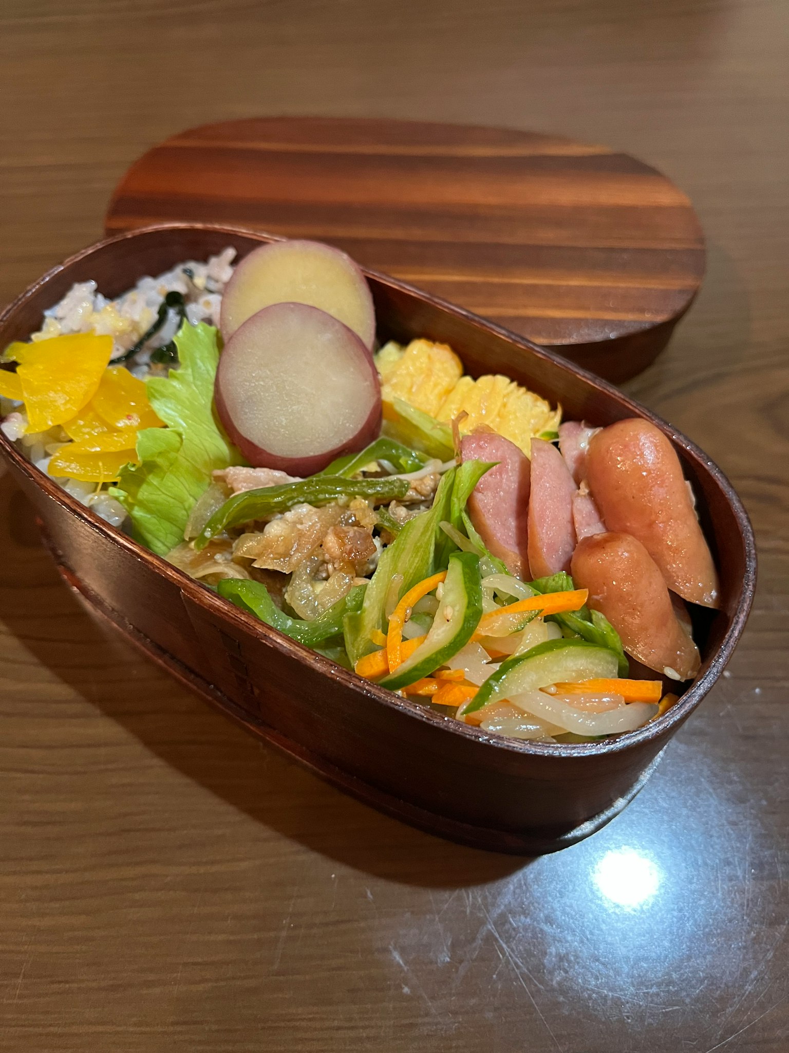 装在木制便当盒中的色彩缤纷的菜肴和米饭