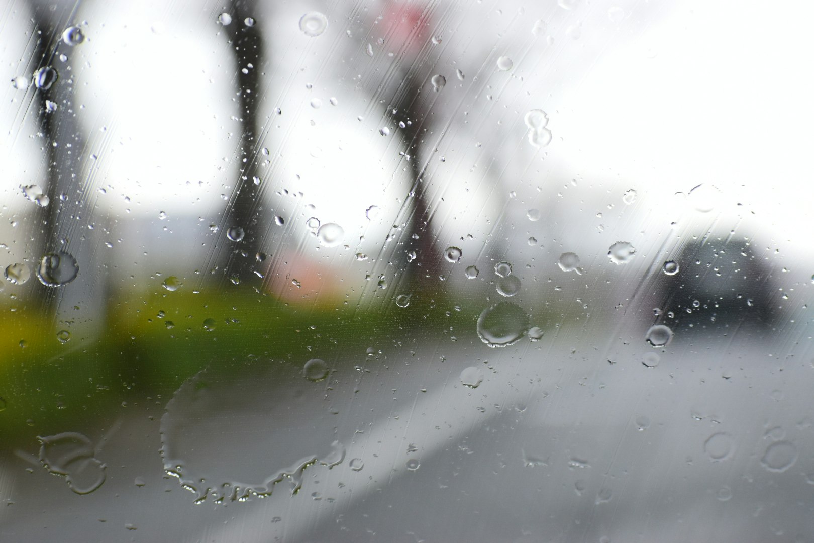 フロントガラスに付いた雨粒のクローズアップ