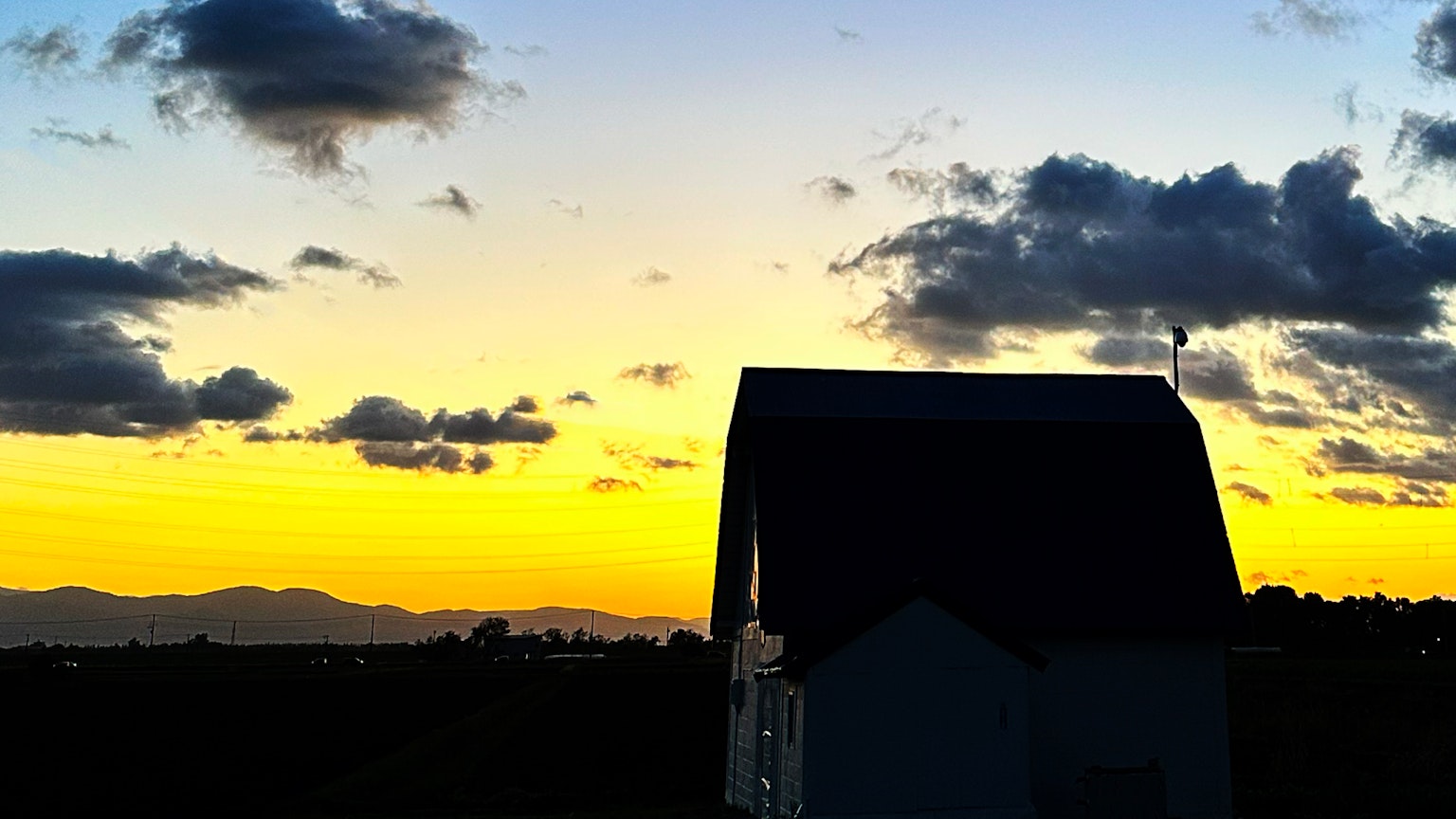 Silhouette di un piccolo capanno contro un cielo al tramonto