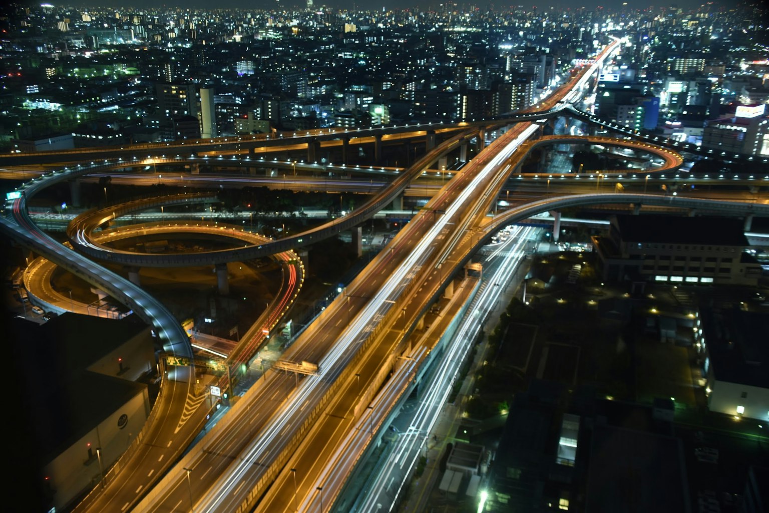 고속도로와 도시 스카이라인의 야경