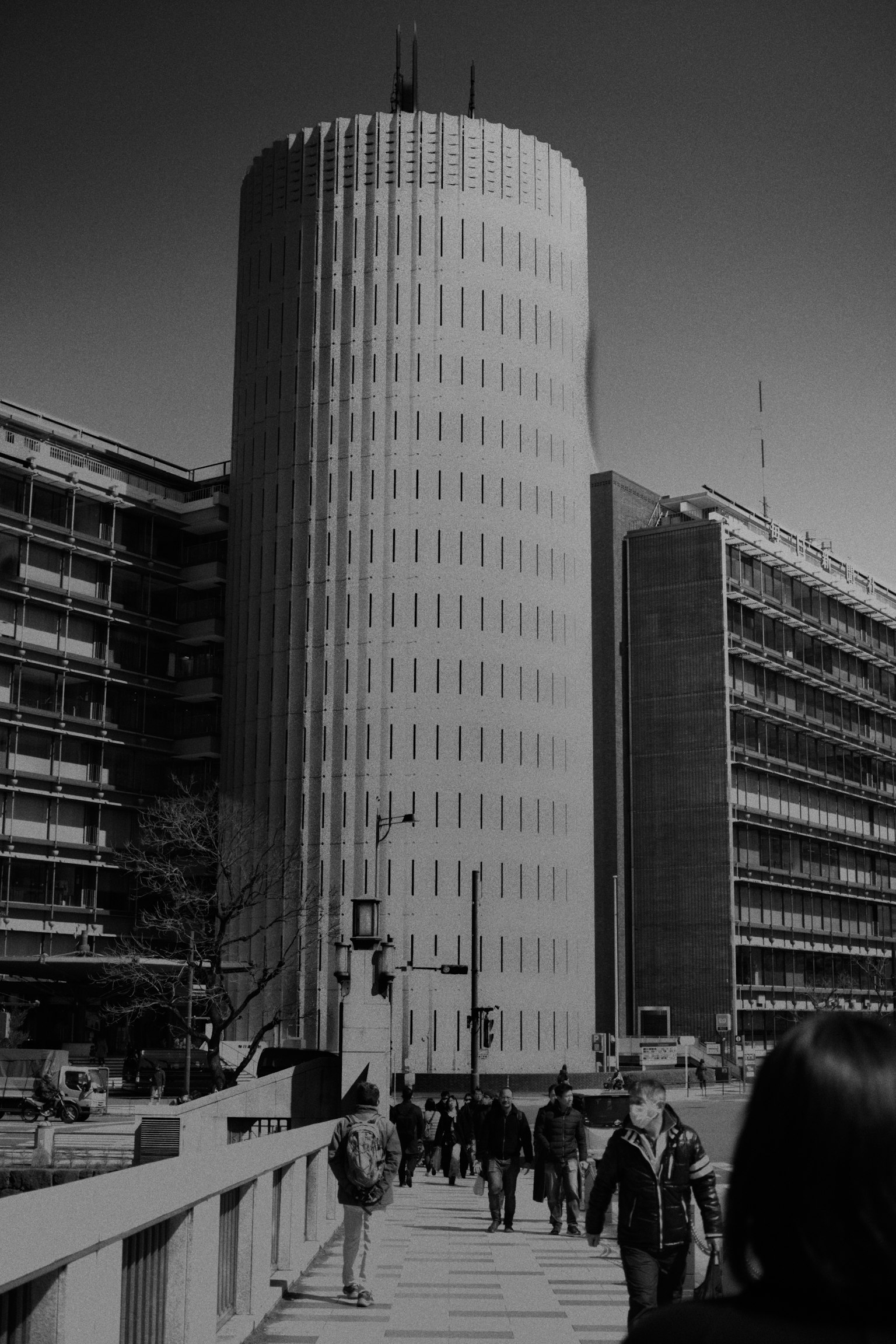 城市風景，有人們在圓柱形建築附近行走