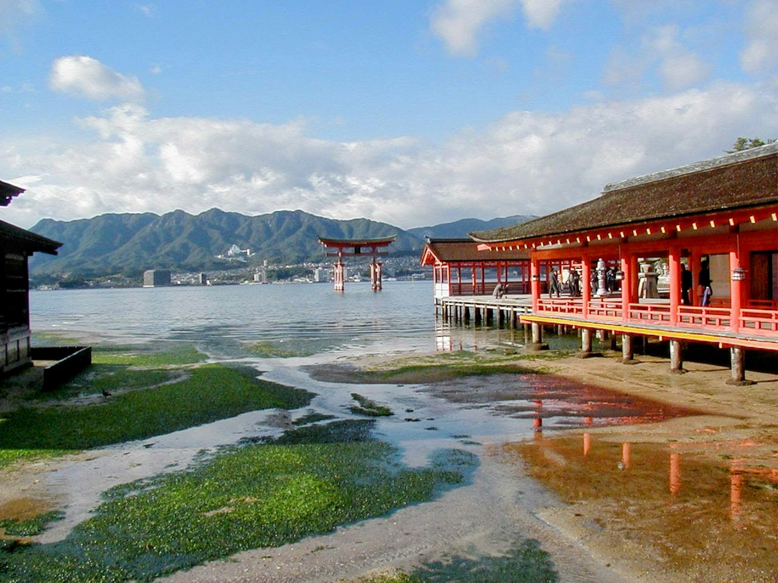 Hermoso paisaje con el torii rojo del Santuario de Itsukushima frente a la costa