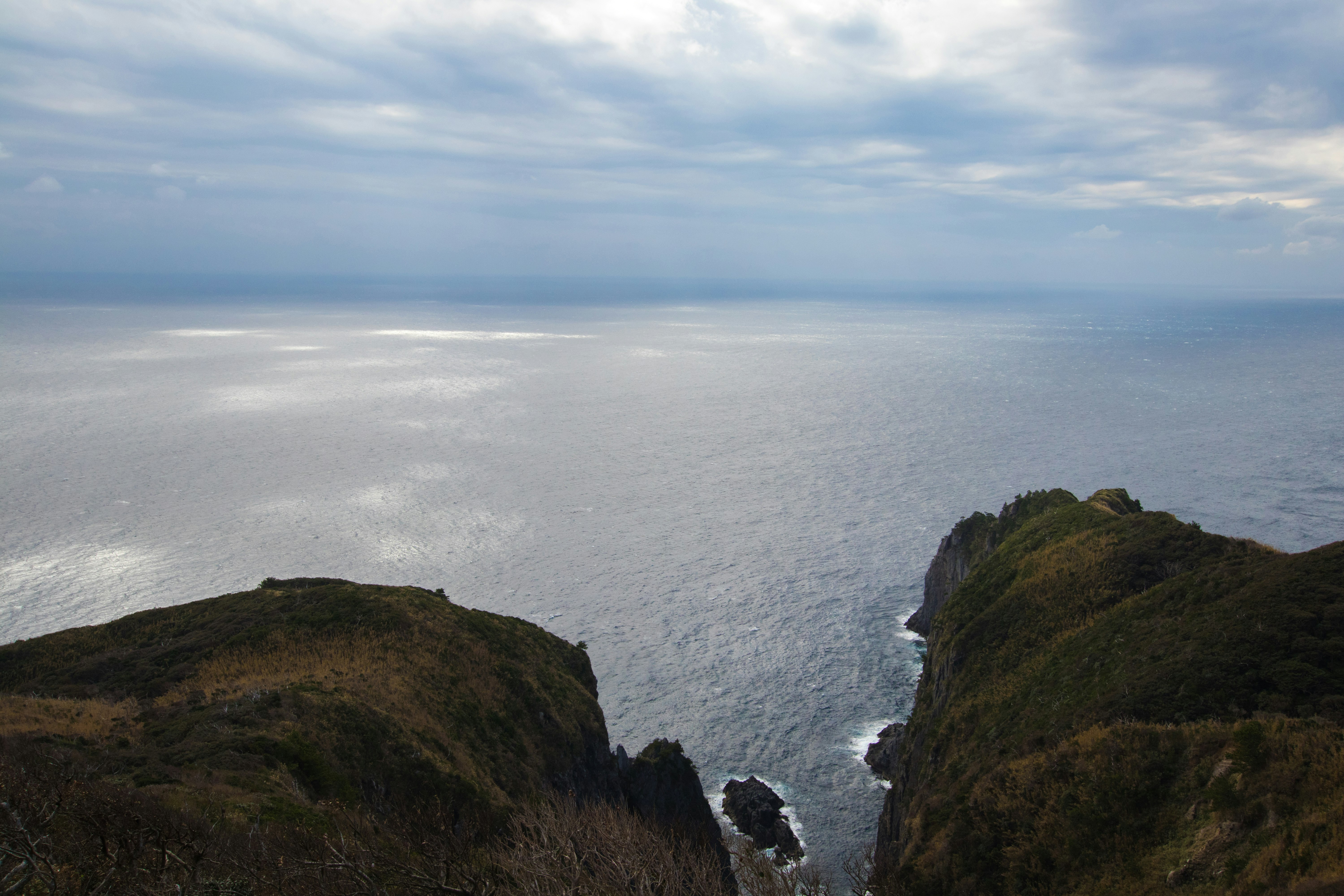 Pemandangan dengan tebing dan pemandangan laut