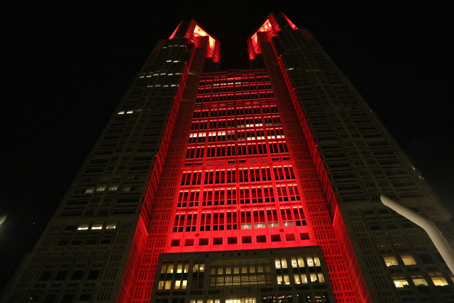 Gedung Pemerintah Metropolitan Tokyo yang diterangi merah di malam hari