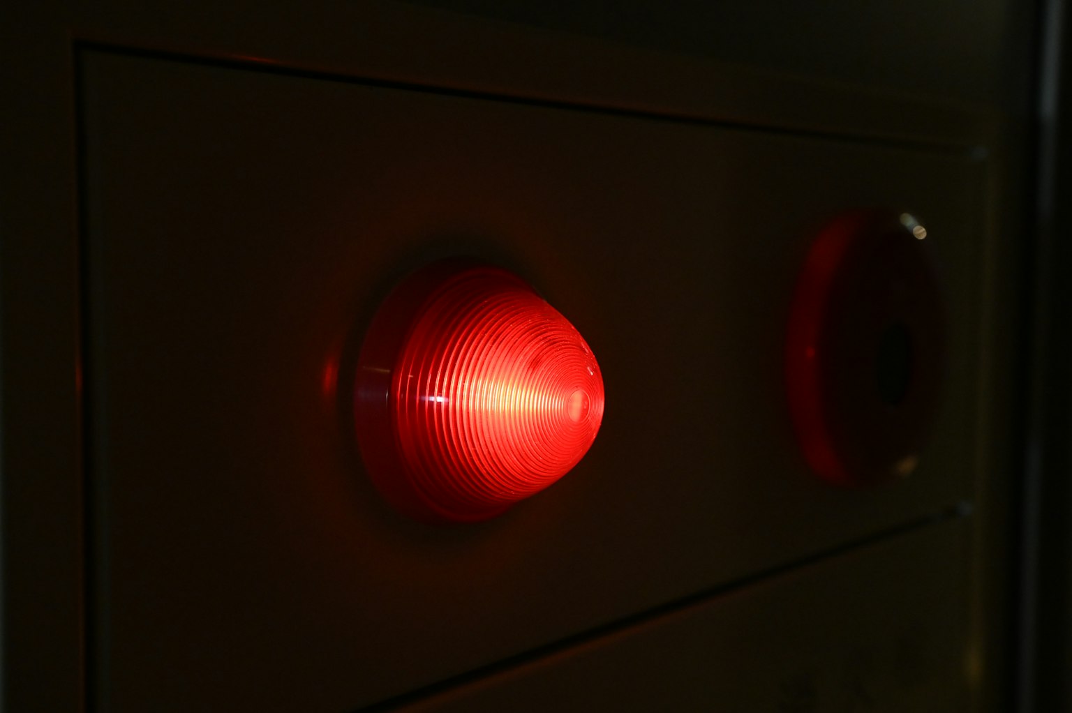 Leuchtende rote Warnlampe auf einem Bedienfeld