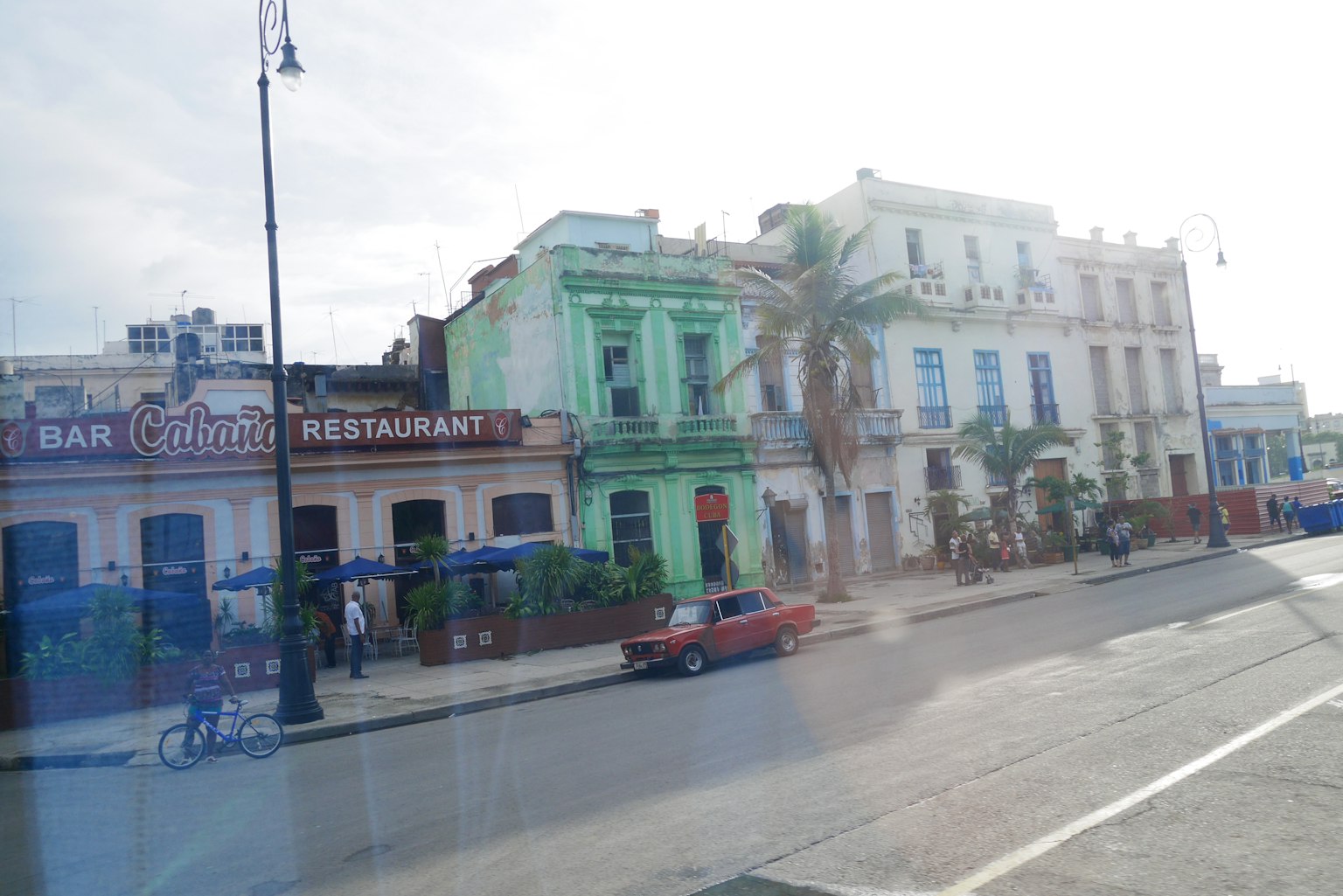 อาคารหลากสีเรียงรายตามถนนมีร้านอาหารและบาร์ในฮาวานา