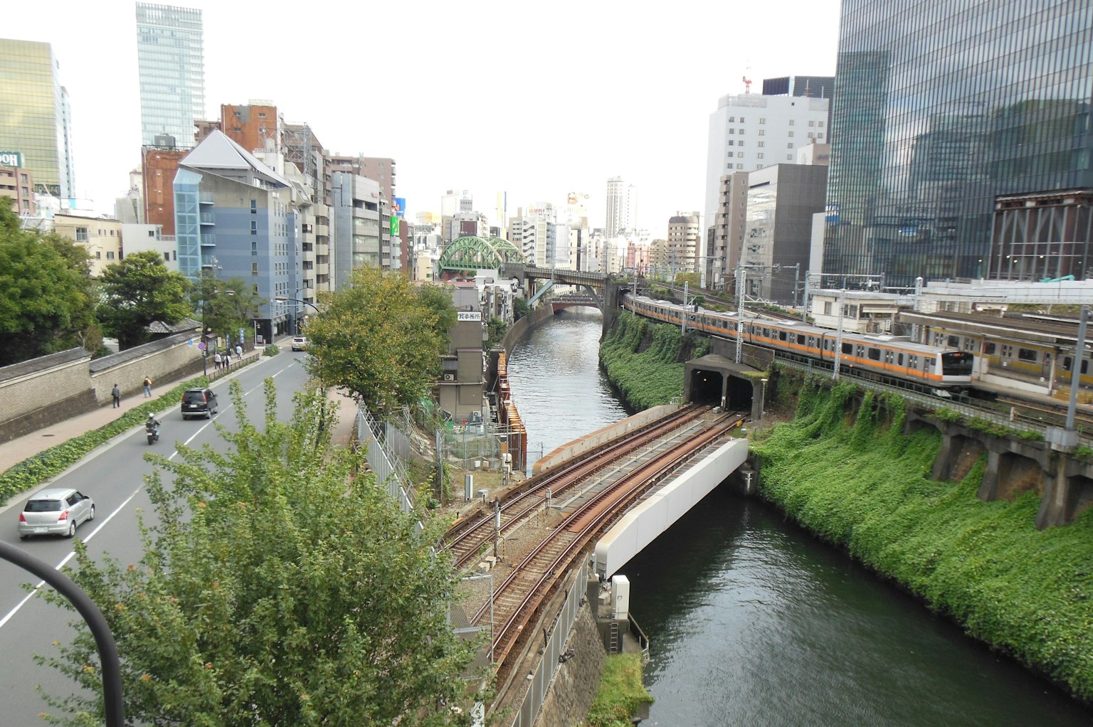 Intersection de la voie ferrée et de la rivière dans un paysage urbain