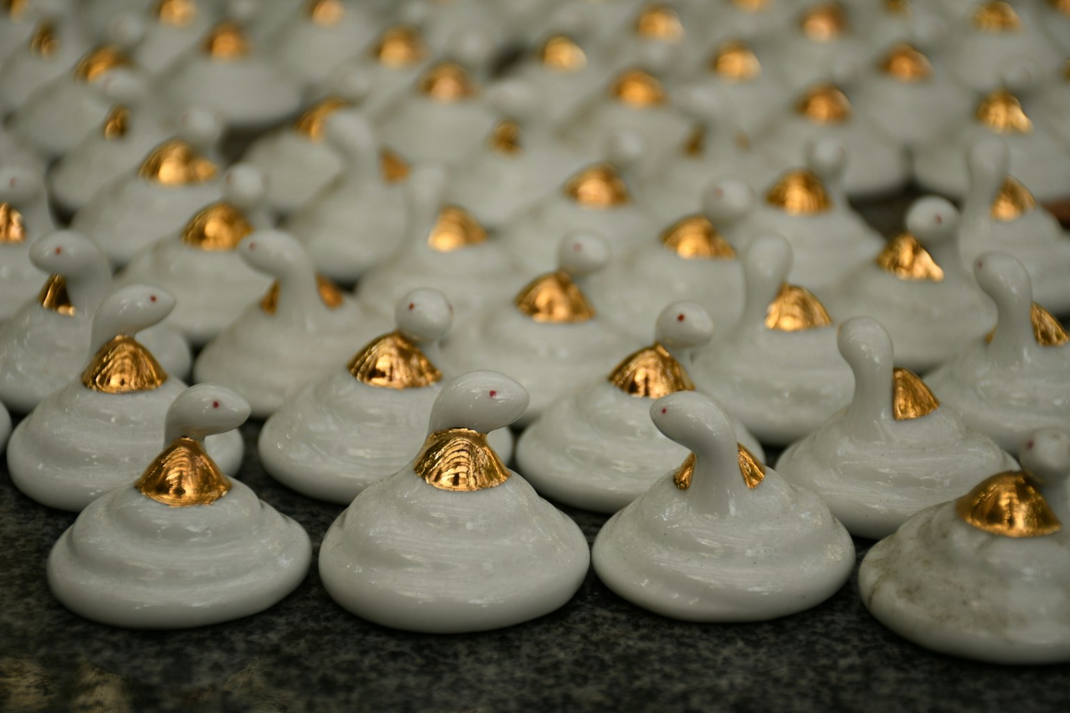 Objets décoratifs en forme de canard blanc avec des embellissements dorés