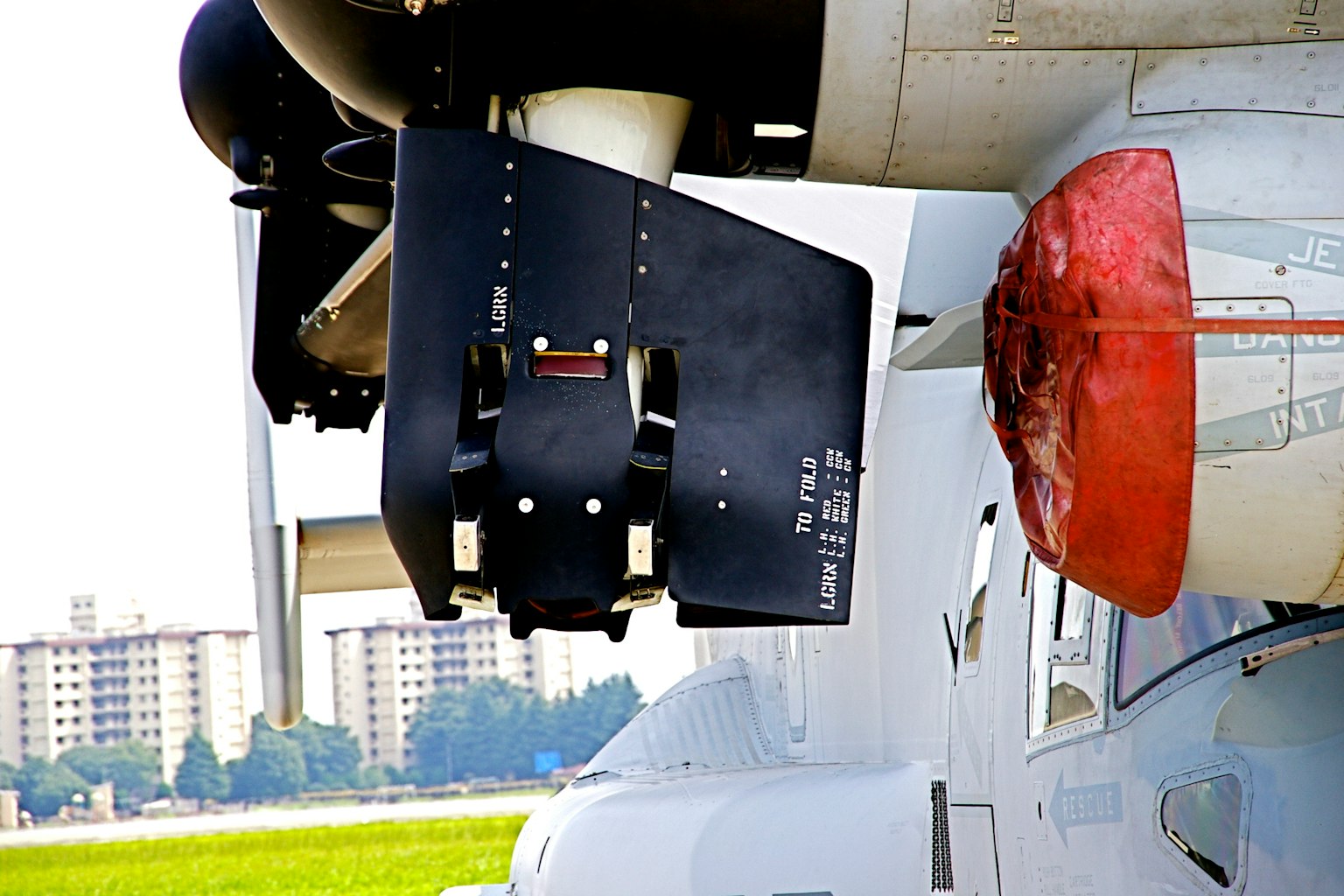 Gambar detail mesin pesawat dengan baling-baling dan bagian fuselage