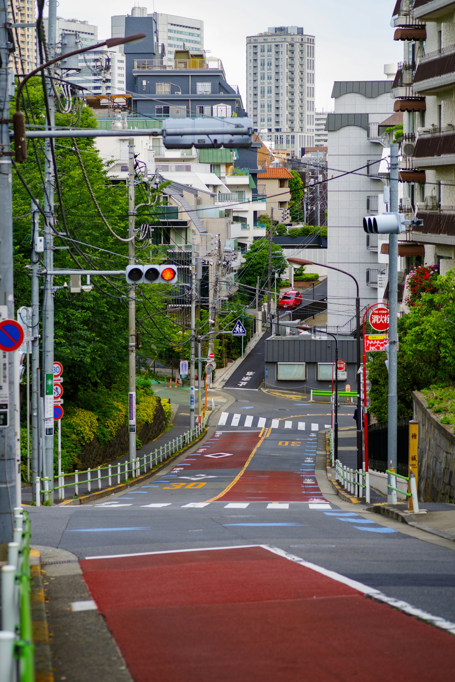安靜的街道景觀，綠樹和高樓大廈