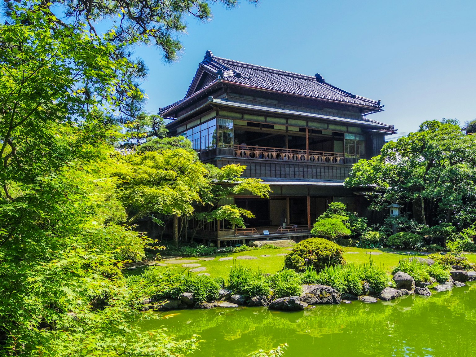 Casa japonesa tradicional rodeada de un hermoso jardín
