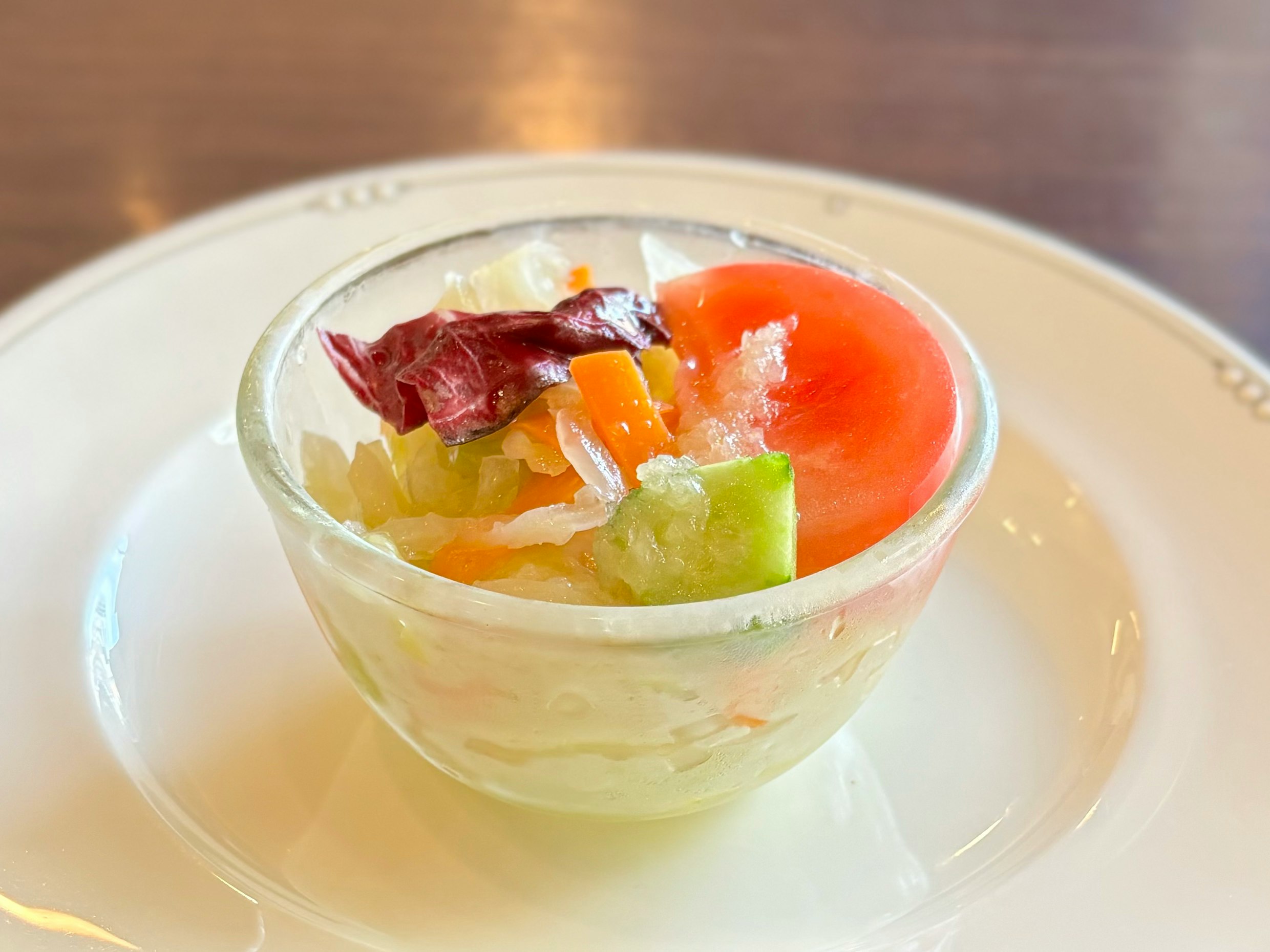 insalata di frutta colorata in un bicchiere