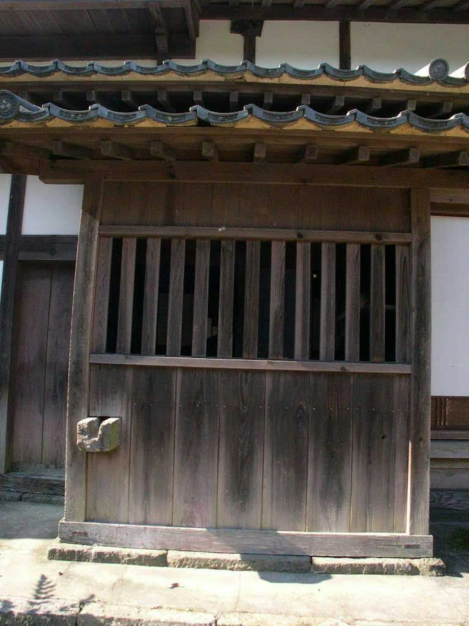 Puerta de madera japonesa tradicional con detalles del techo
