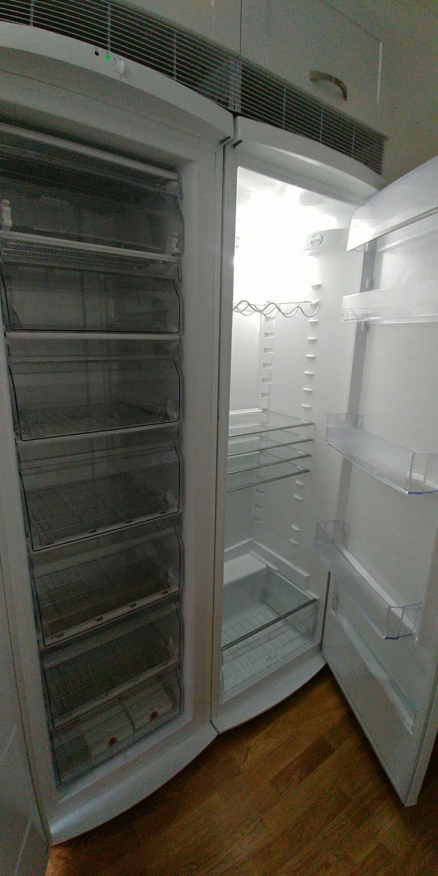 空的白色冰箱內部，架子排列整齊