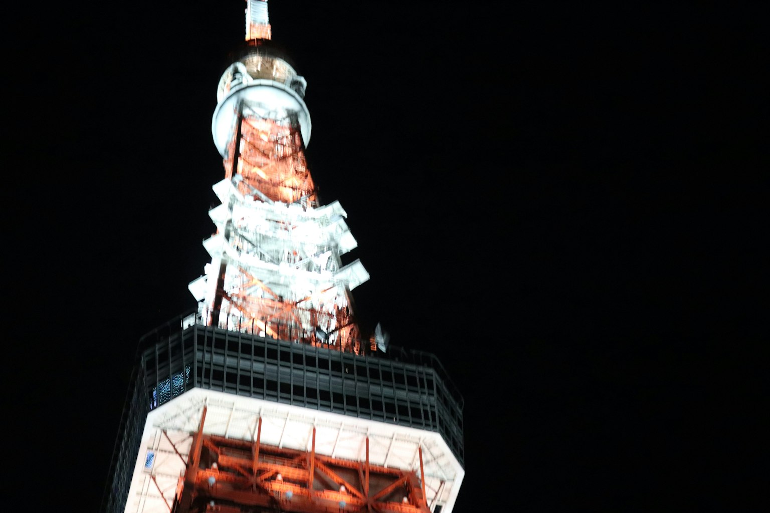 東京塔夜間照明展現其生動的色彩