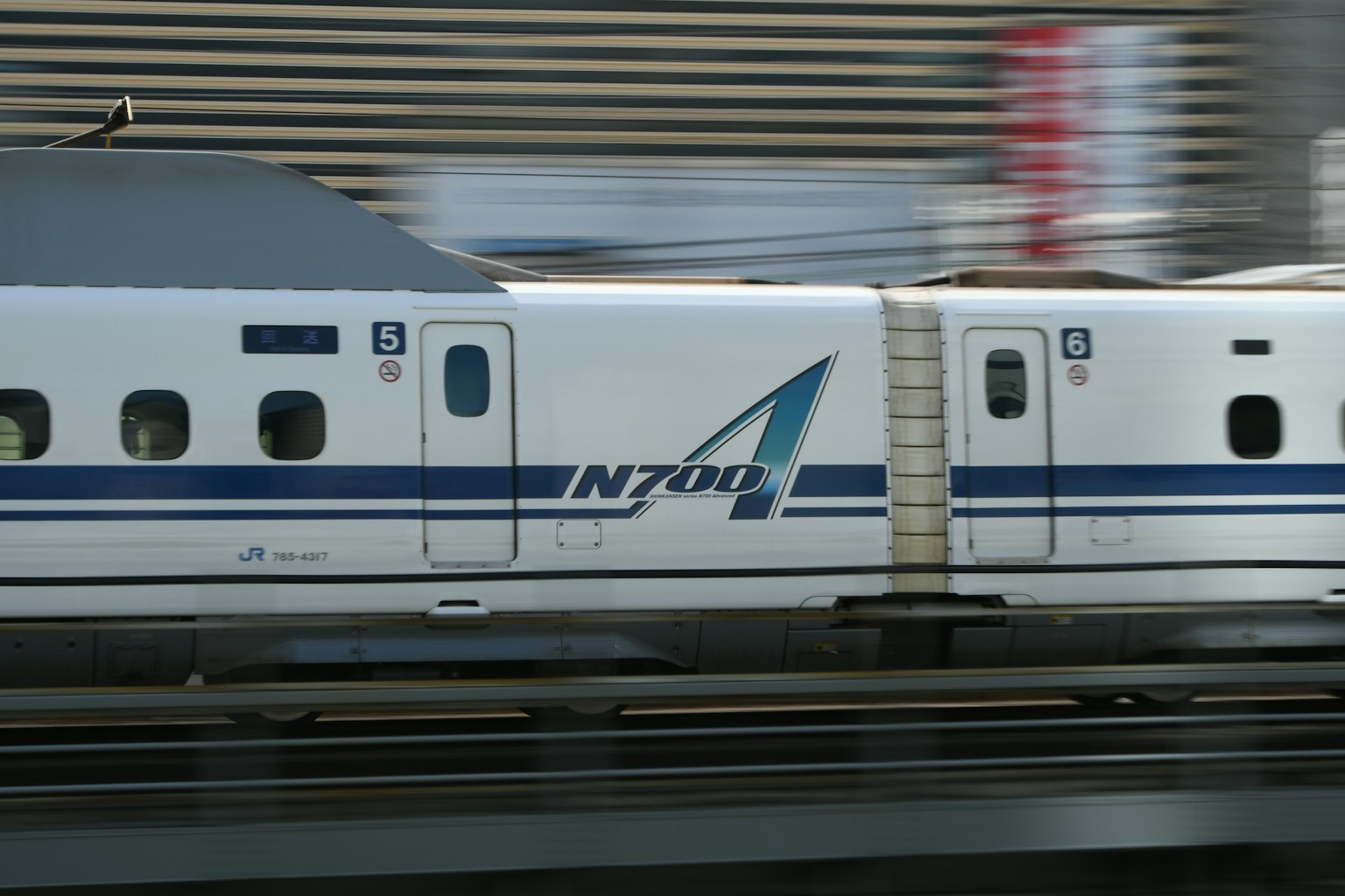 Tampilan samping Shinkansen N700 yang menunjukkan kecepatan dan desain
