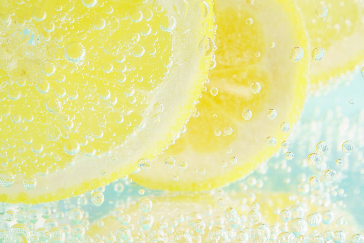 Gros plan de tranches de citron dans des bulles