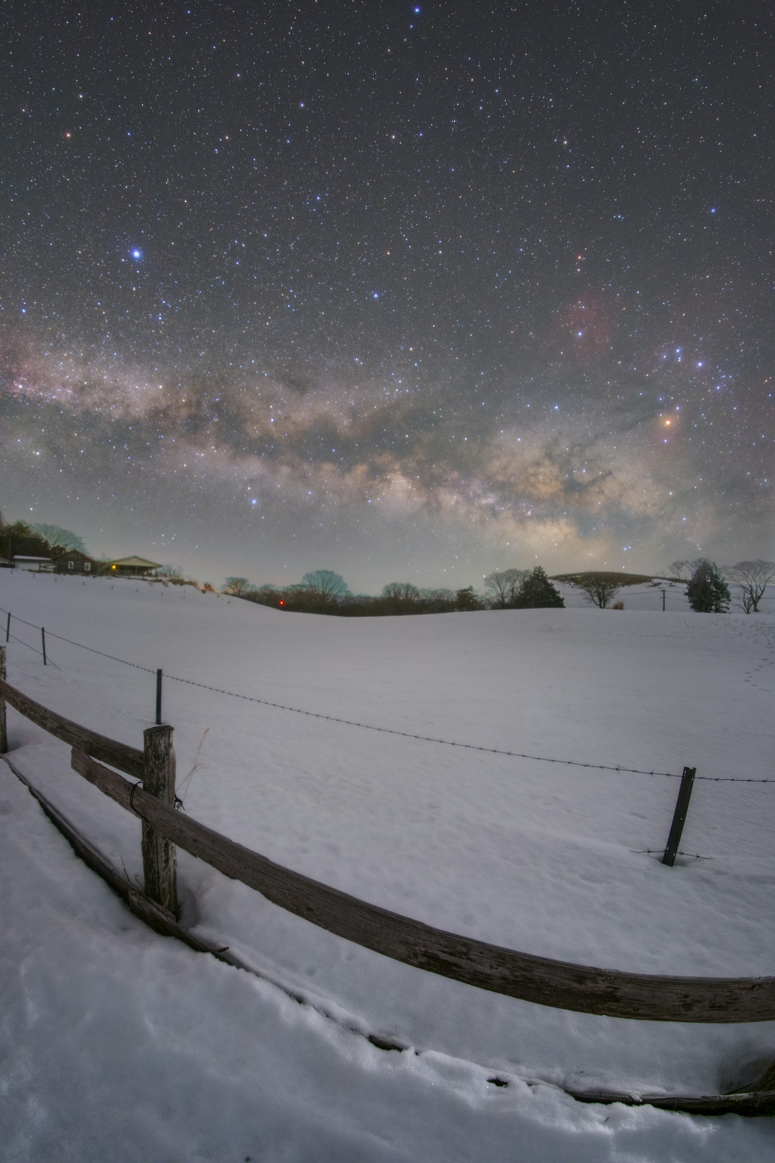 被雪覆蓋的風景和星空下的銀河
