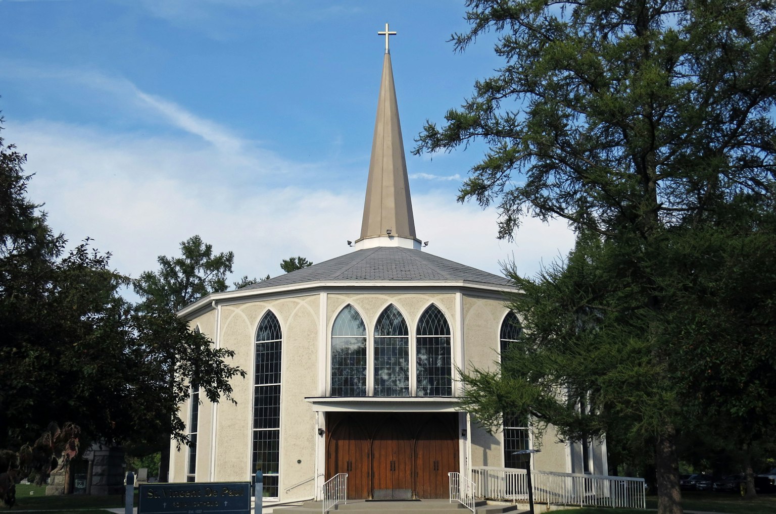 Esterno di una chiesa rotonda con un campanile prominente