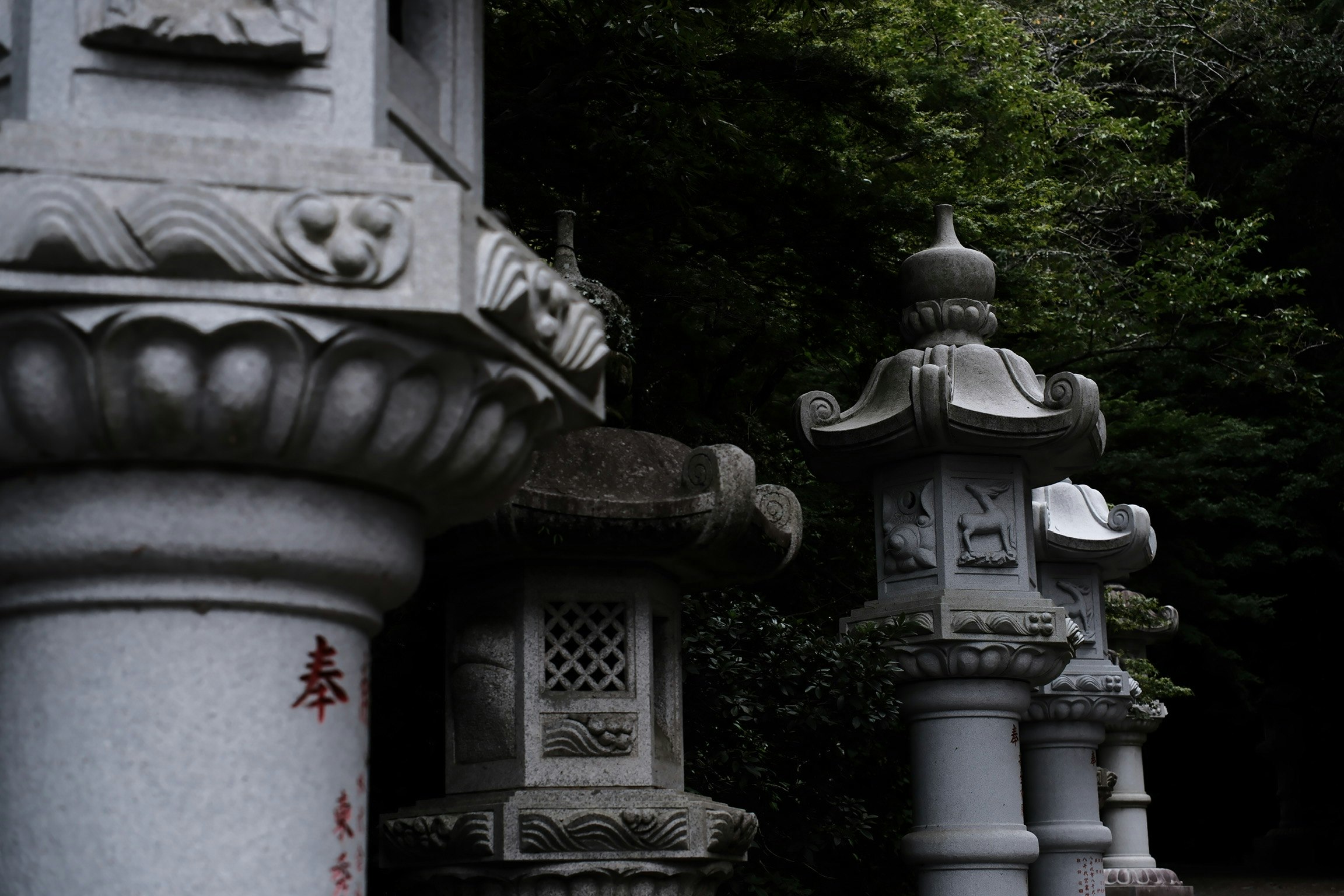 石造りの寺院の門柱と獅子の彫刻