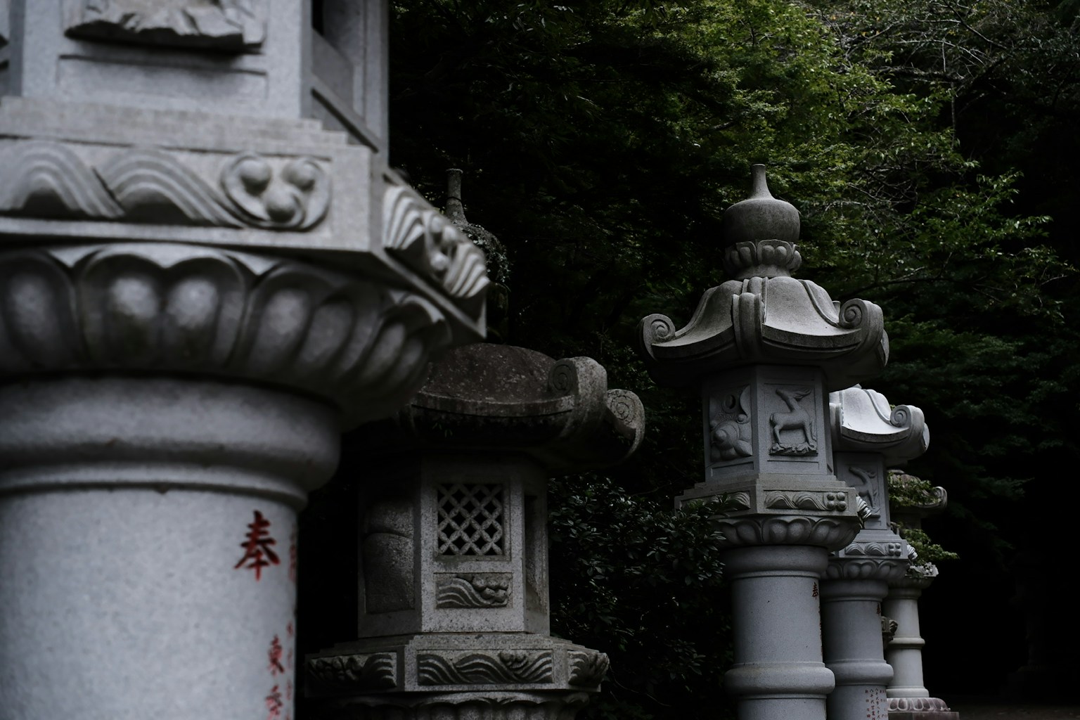 傳統日本石燈籠在寧靜的花園環境中被綠樹環繞