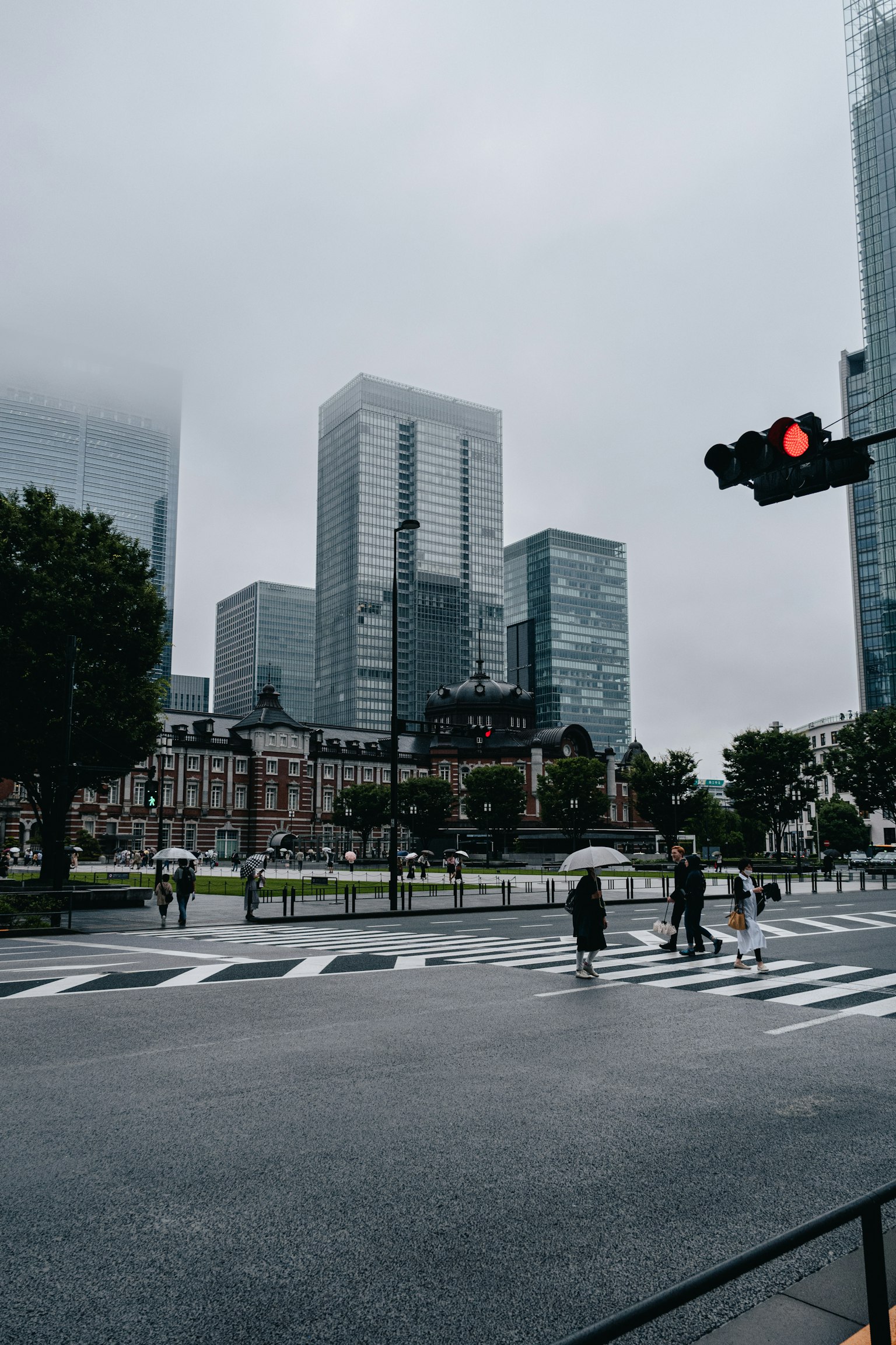 陰天的城市風景，高樓大廈和交通信號燈