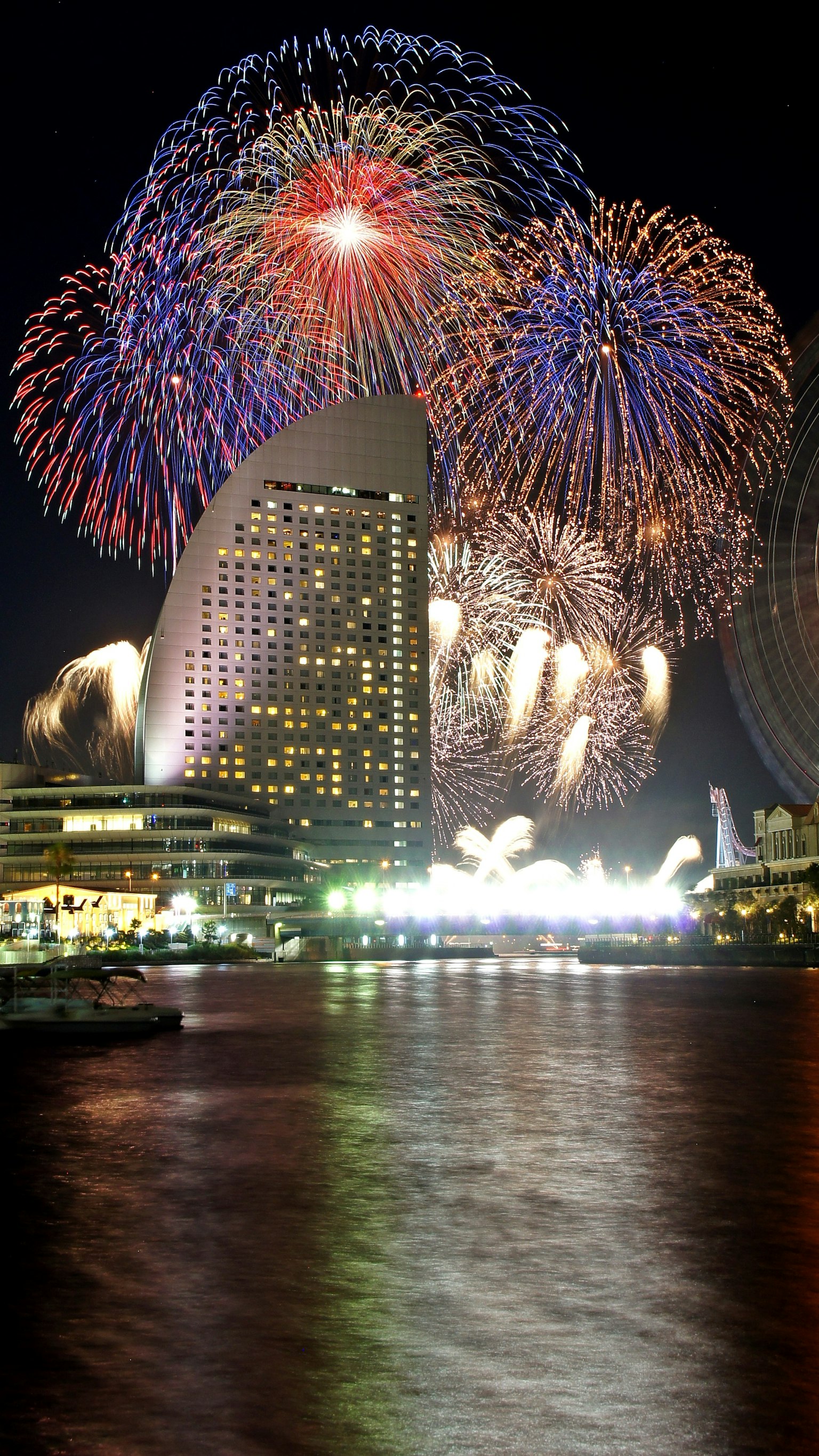 Spettacolo di fuochi d'artificio colorati su Yokohama di notte