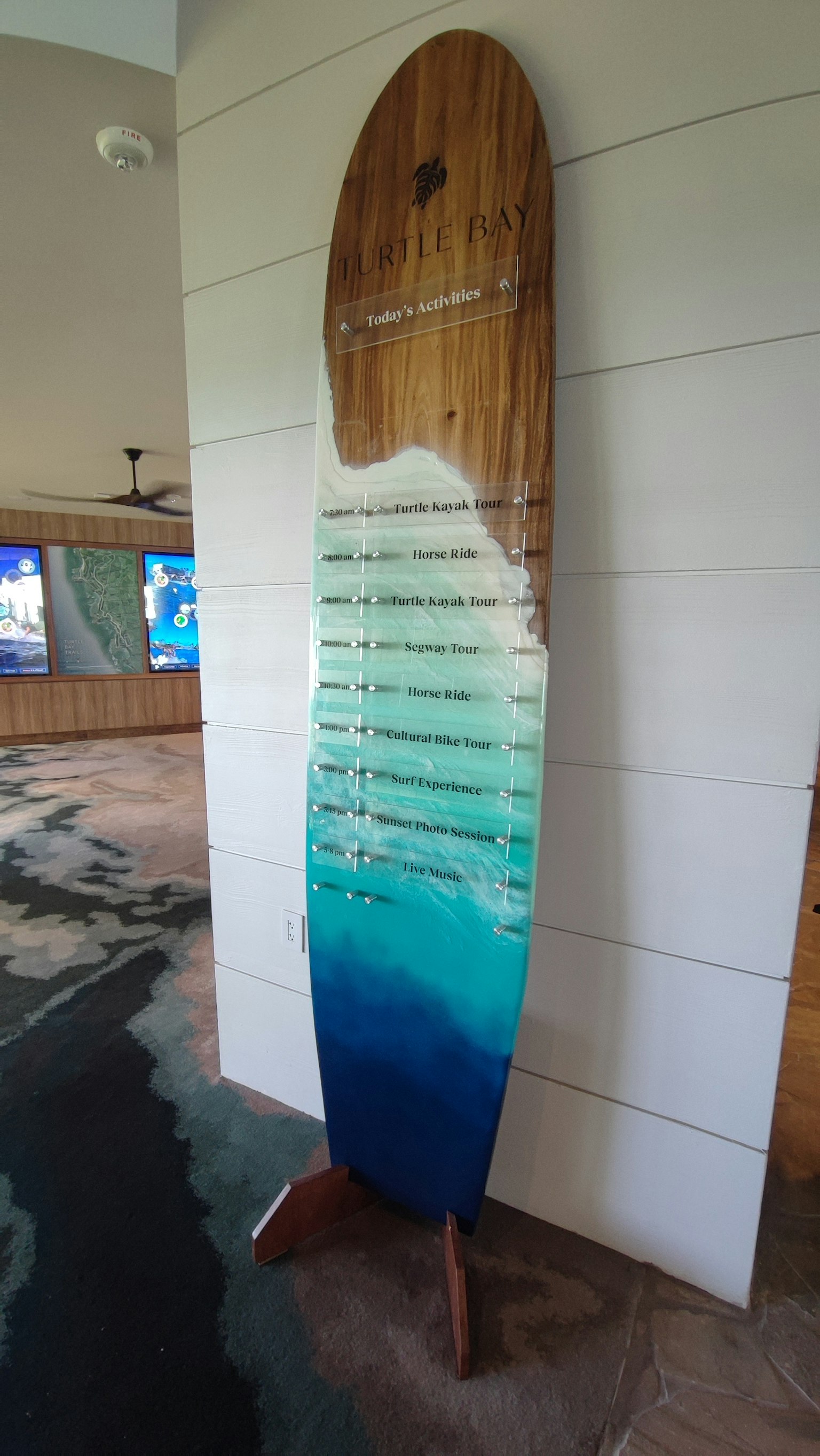 Holz-Surfbrett-Kunstwerk mit türkisfarbenem Verlauf, Teil der Inneneinrichtung