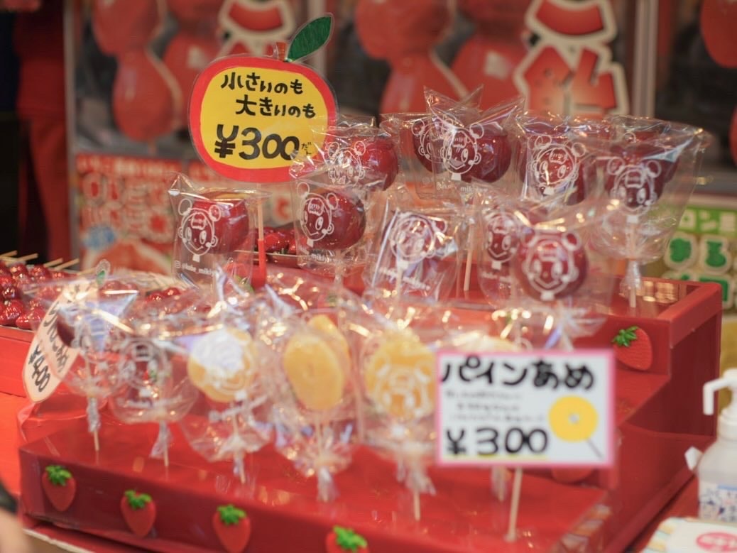 赤い出店で並ぶフルーツ飴のキャンディ屋台の前景「画像」