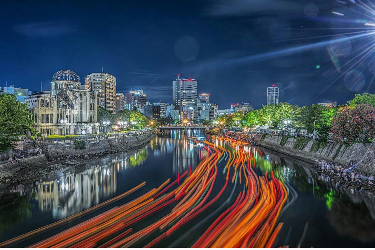 夜间城市景观与河流上的光轨
