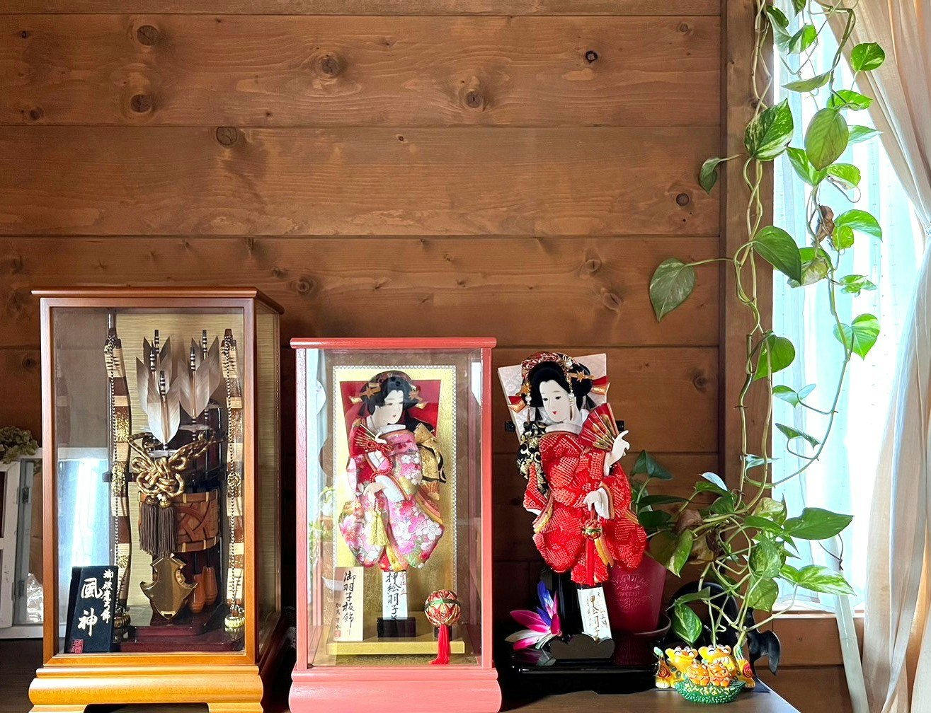 sudut pajangan boneka di dinding kayu dengan etalase kaca