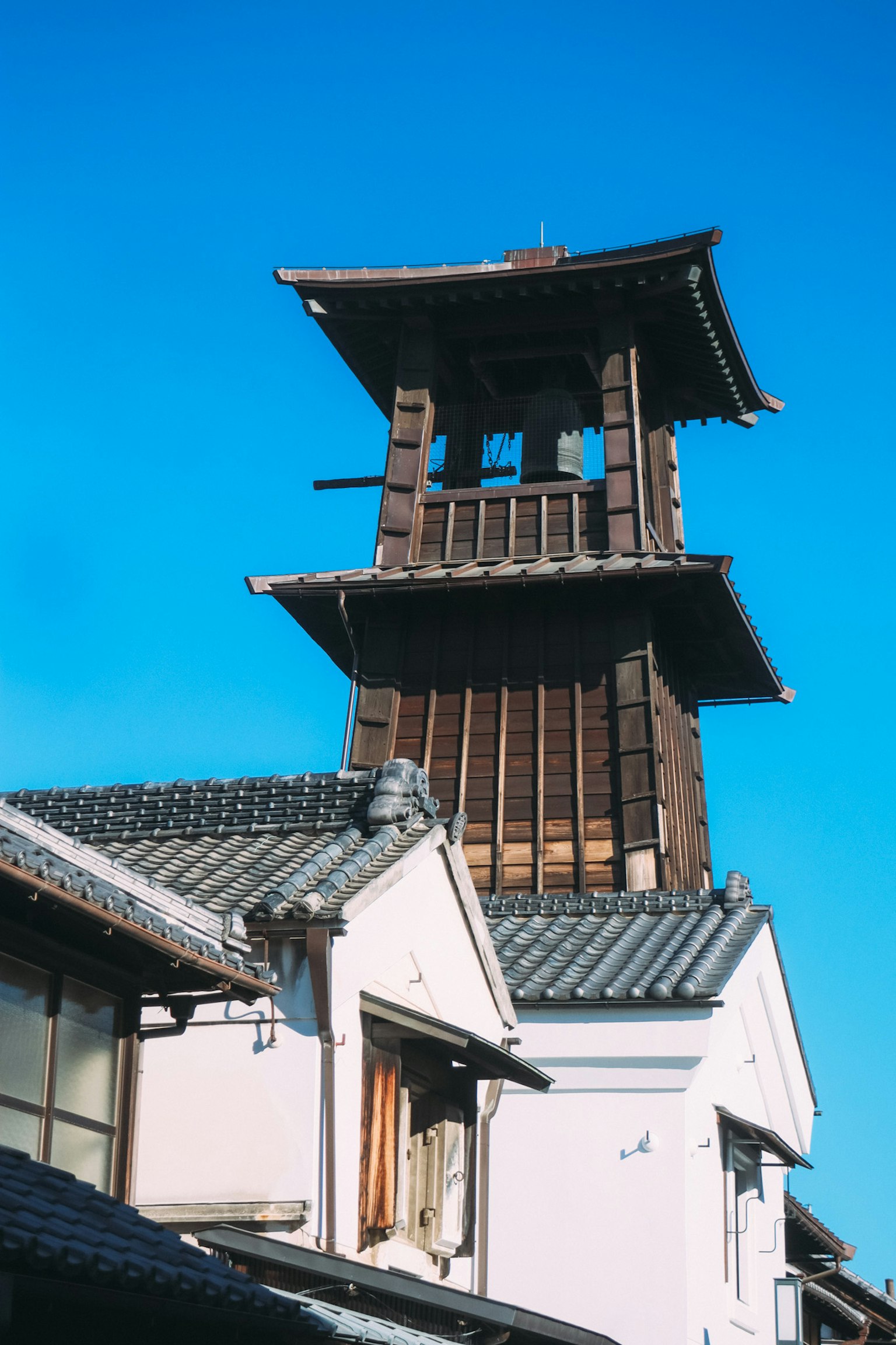 蓝天下的木钟楼和传统建筑