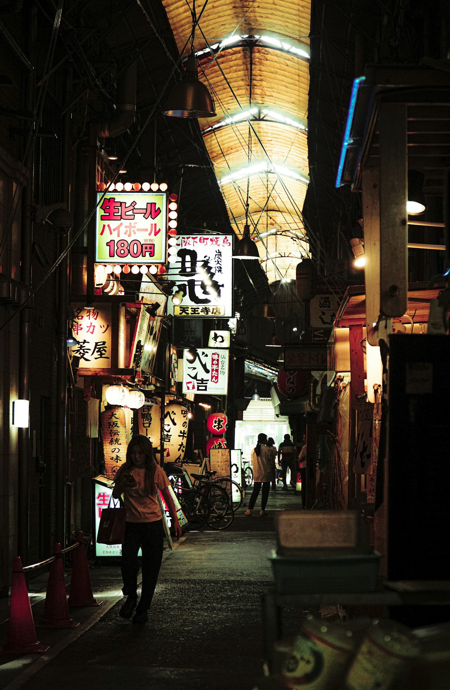 狹窄的小巷,兩側有五顏六色的招牌和燈光,展現出活力四射的夜景