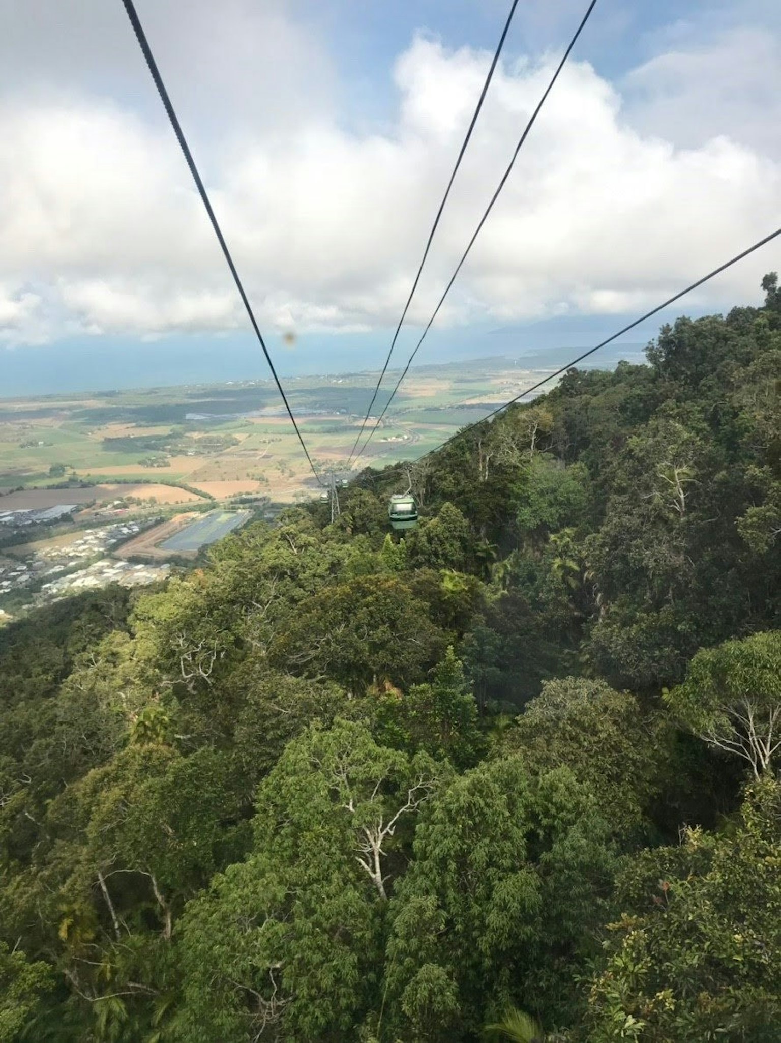 从缆车上看到的郁郁葱葱的山脉和风景