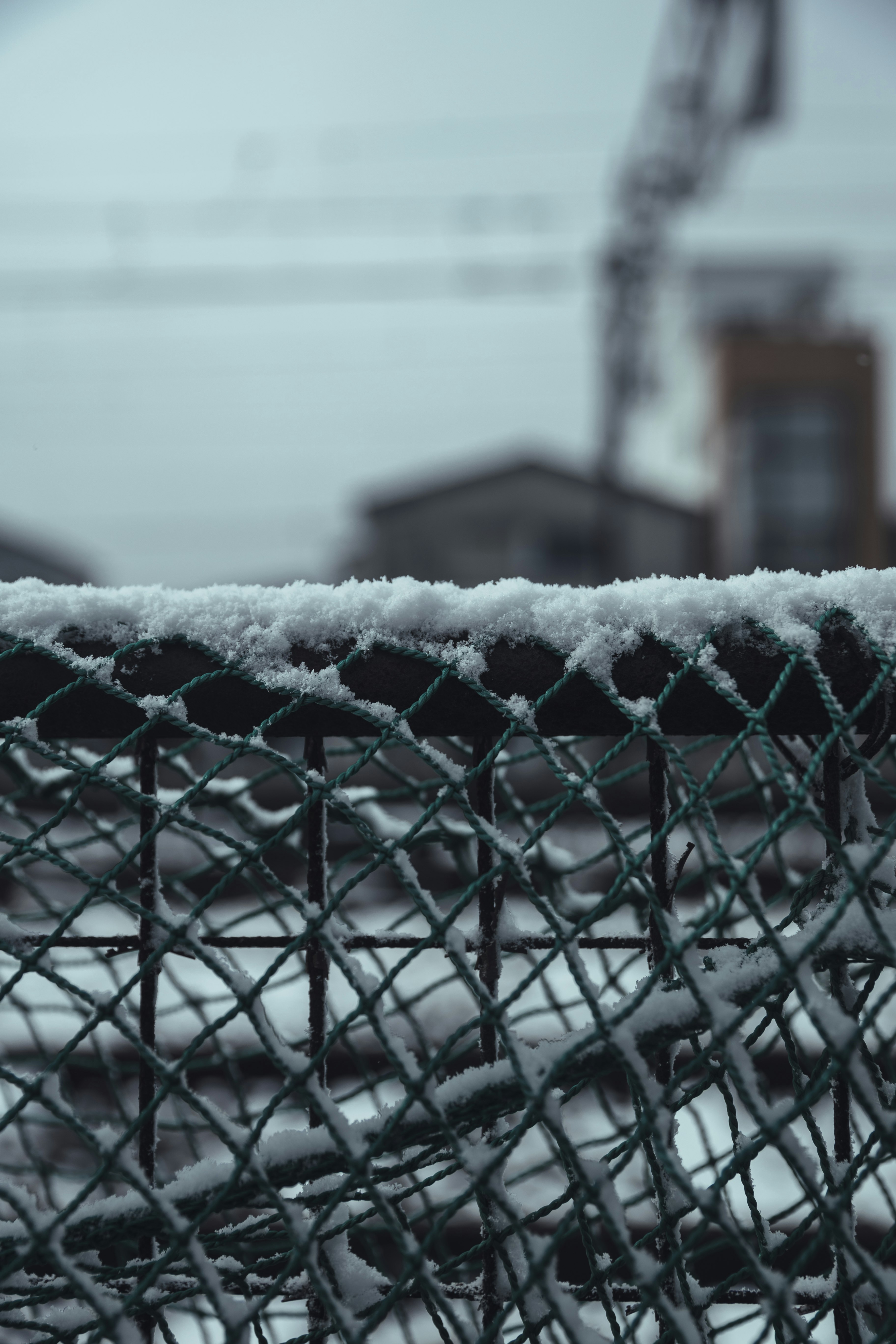 Gros plan d'une clôture recouverte de neige dans un paysage d'hiver froid
