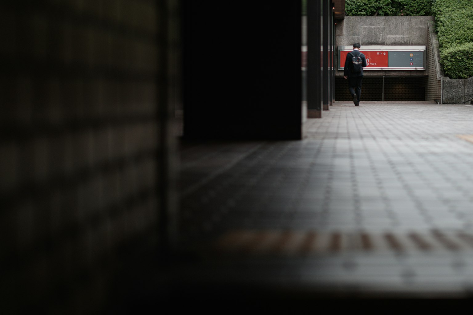 Silhouette di una persona che cammina in un corridoio di un edificio